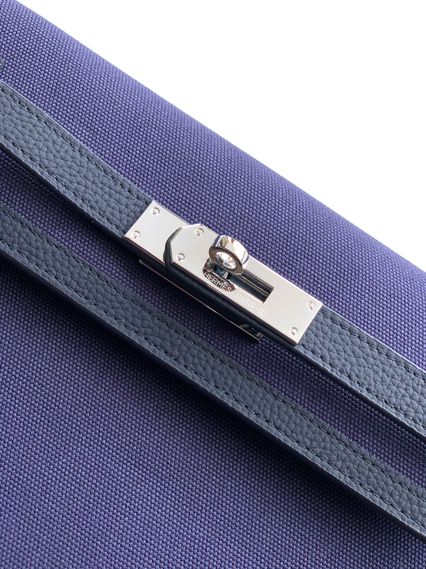 Loewe 手包型号：1159A#蓝色 货爱玛意大利专用头层牛皮配杏色防水布 手感 柔软细腻