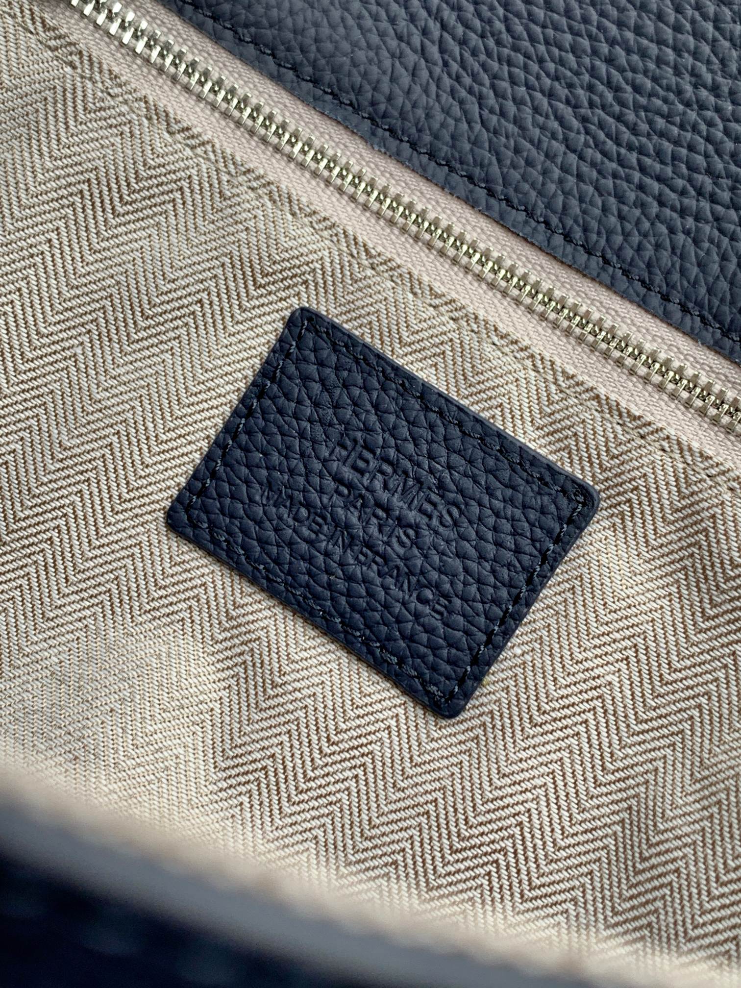 Loewe 手包型号：1159A#蓝色 货爱玛意大利专用头层牛皮配杏色防水布 手感 柔软细腻