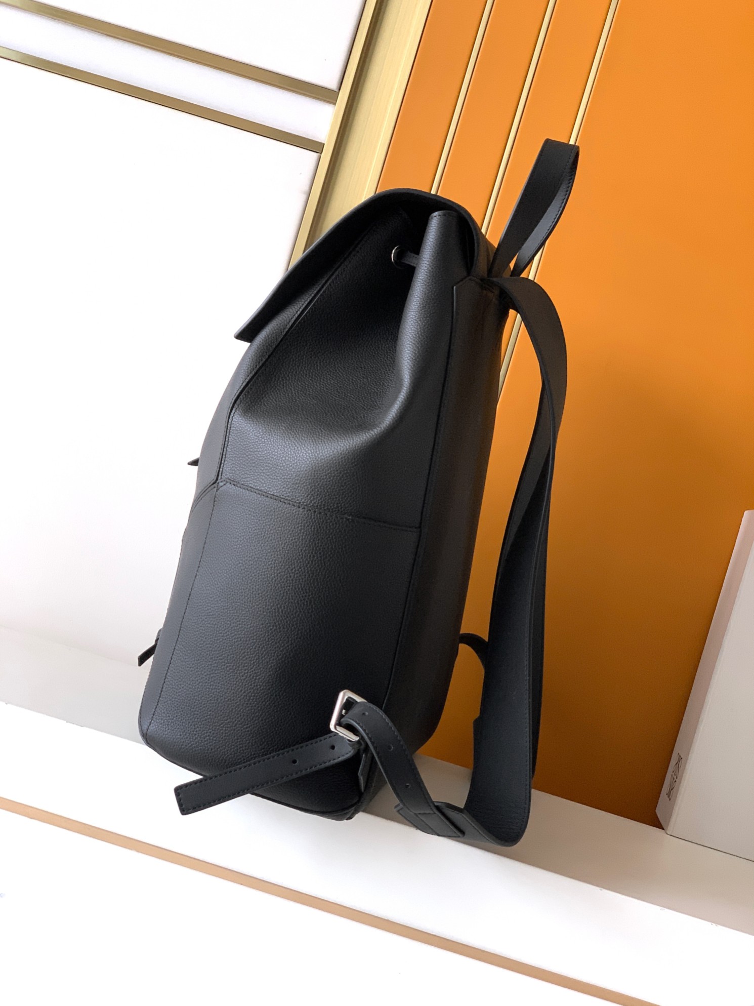 Loewe Goya Black 33x44x17 everyday