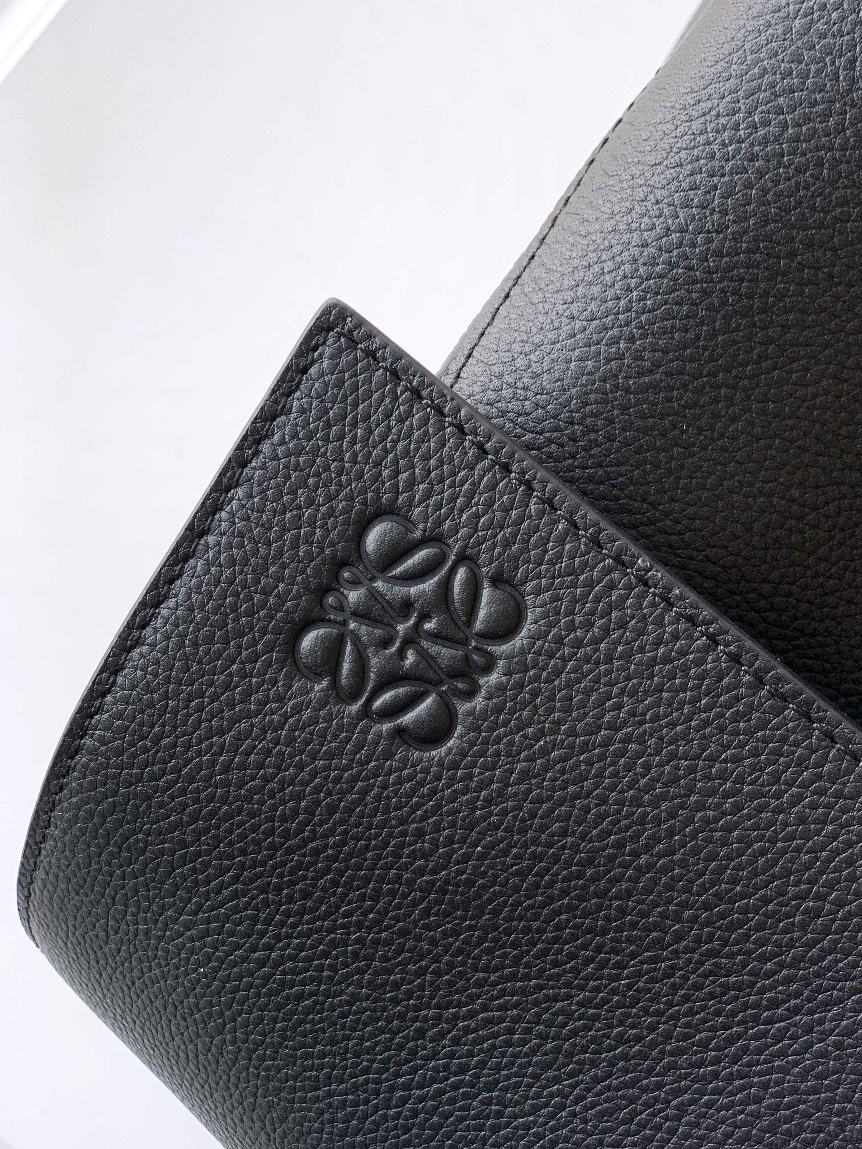 Loewe Goya Black 33x44x17cm everyday