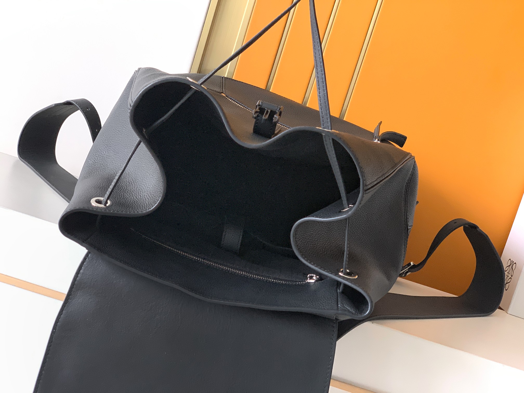 Loewe Goya Black 33x44x17cm everyday