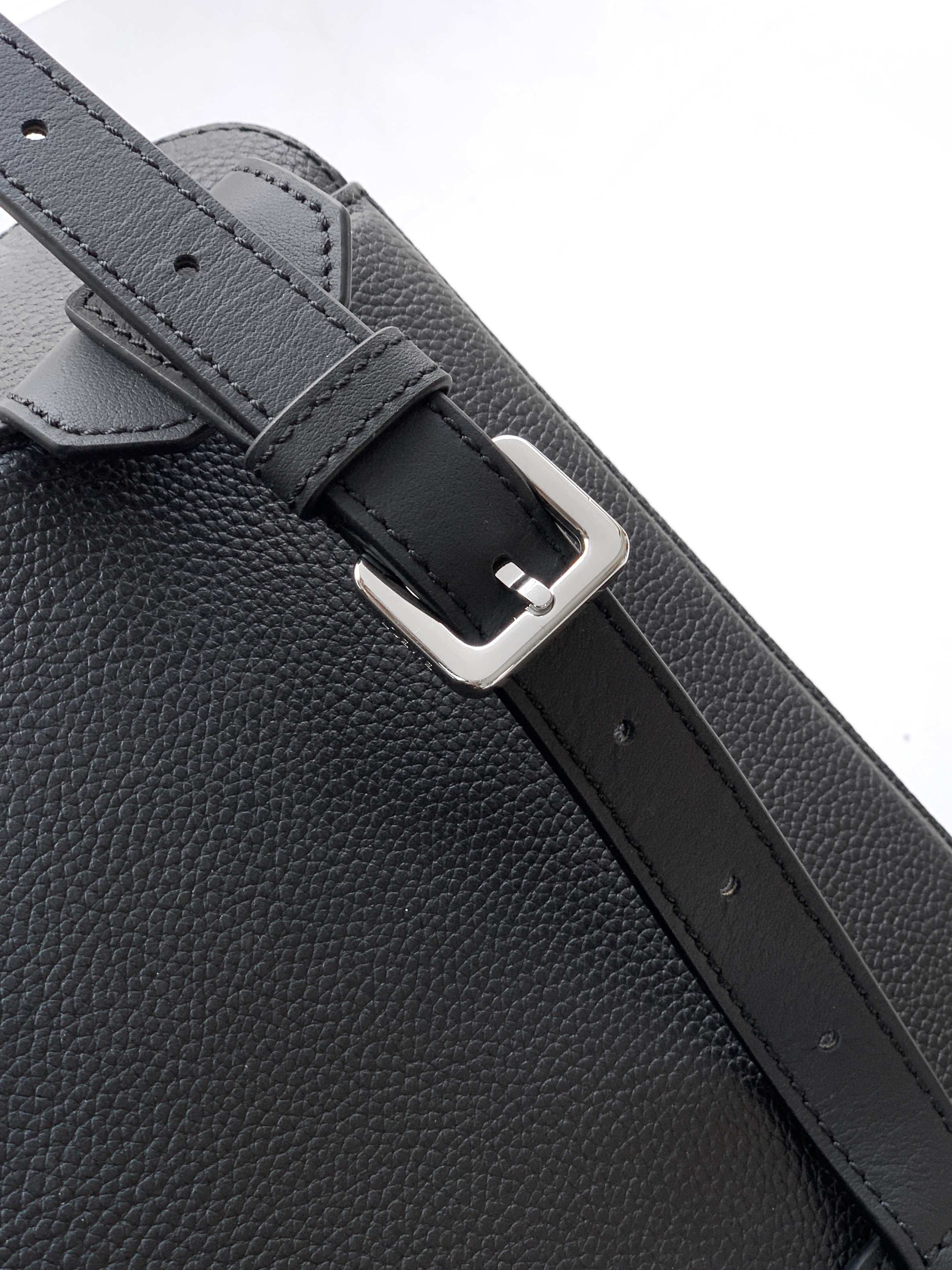 Loewe Goya Black 33x44x17cm everyday