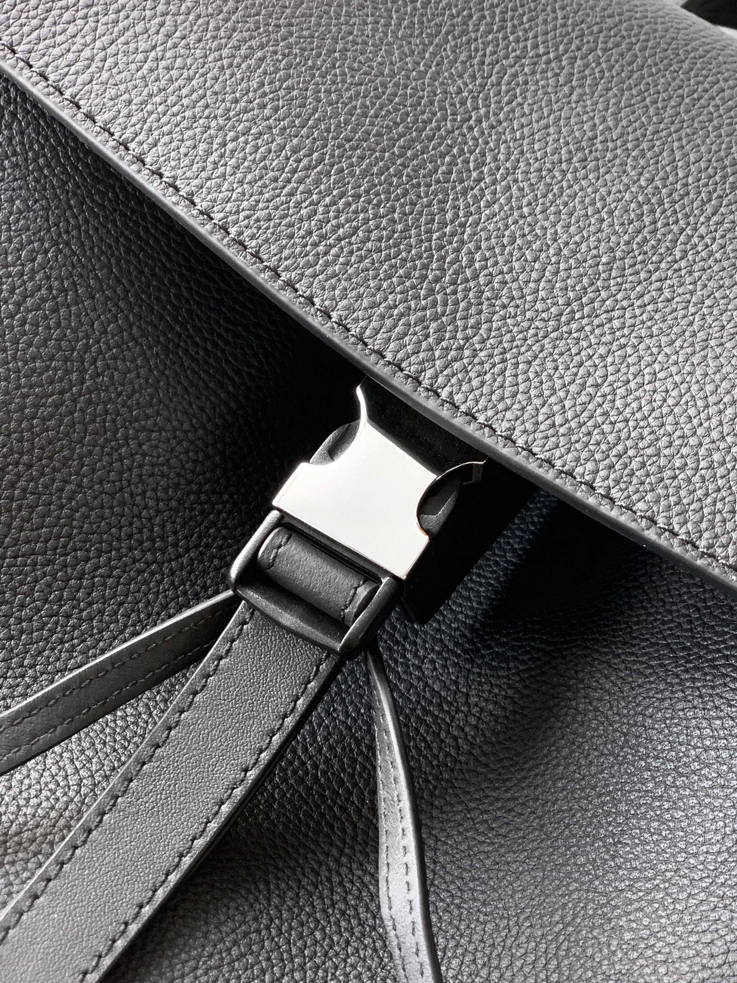 Loewe Goya Black 33x44x17cm everyday