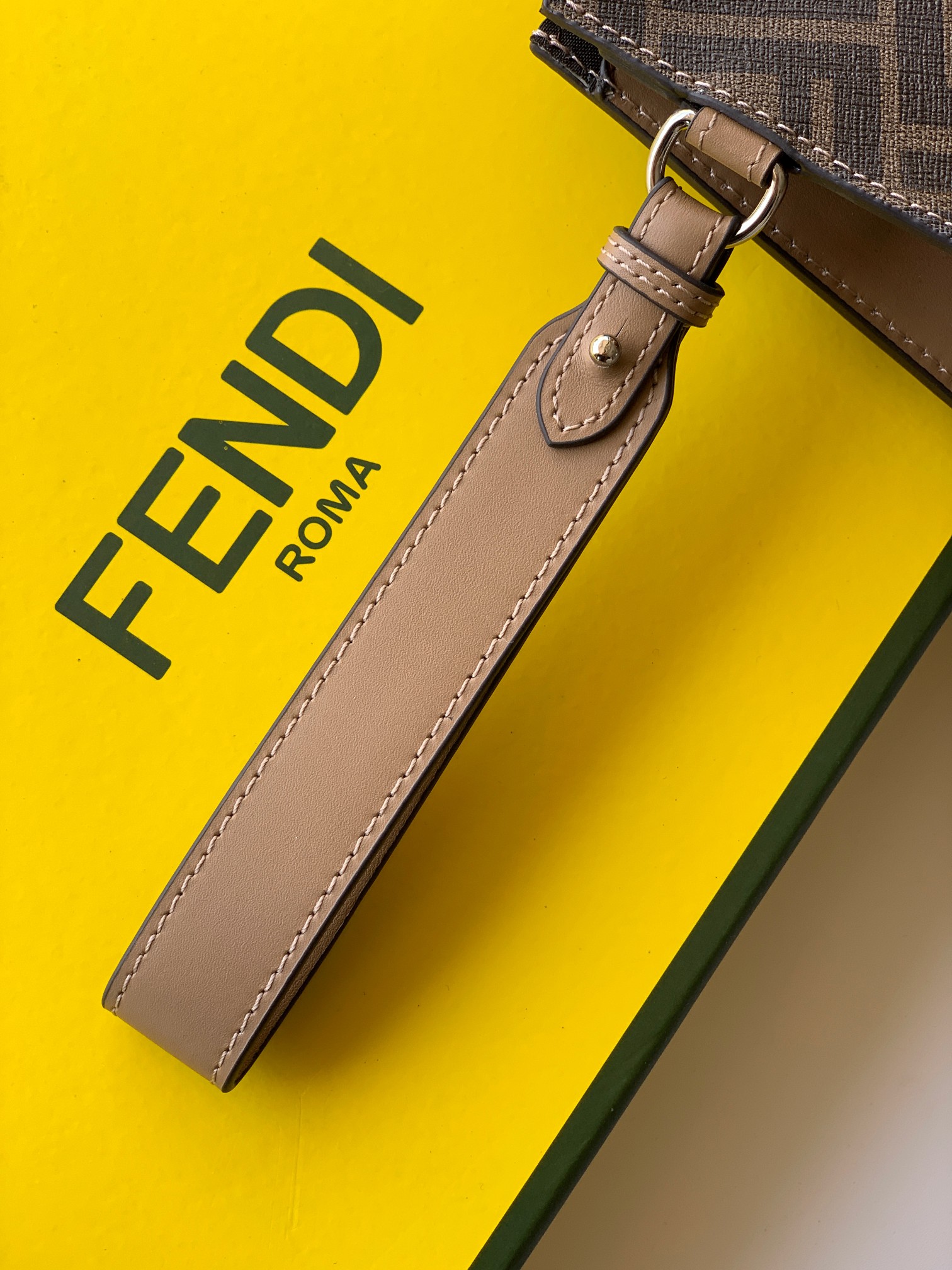 Fendi 手包型号： 1176#杏色 货 休闲 手拿包流行款 高端 有品味 专用高端头层牛皮