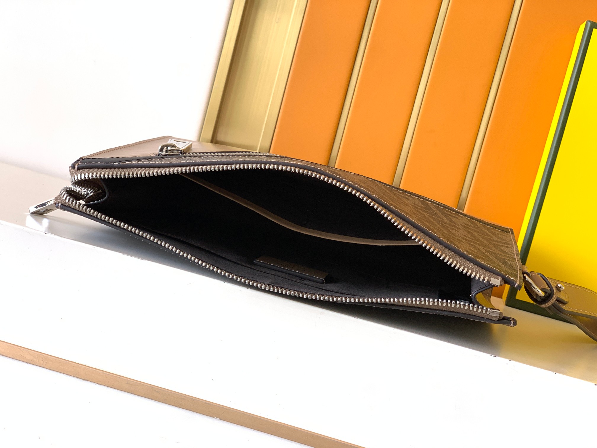 Fendi 手包型号： 1176#杏色 货 休闲 手拿包流行款 高端 有品味 专用高端头层牛皮