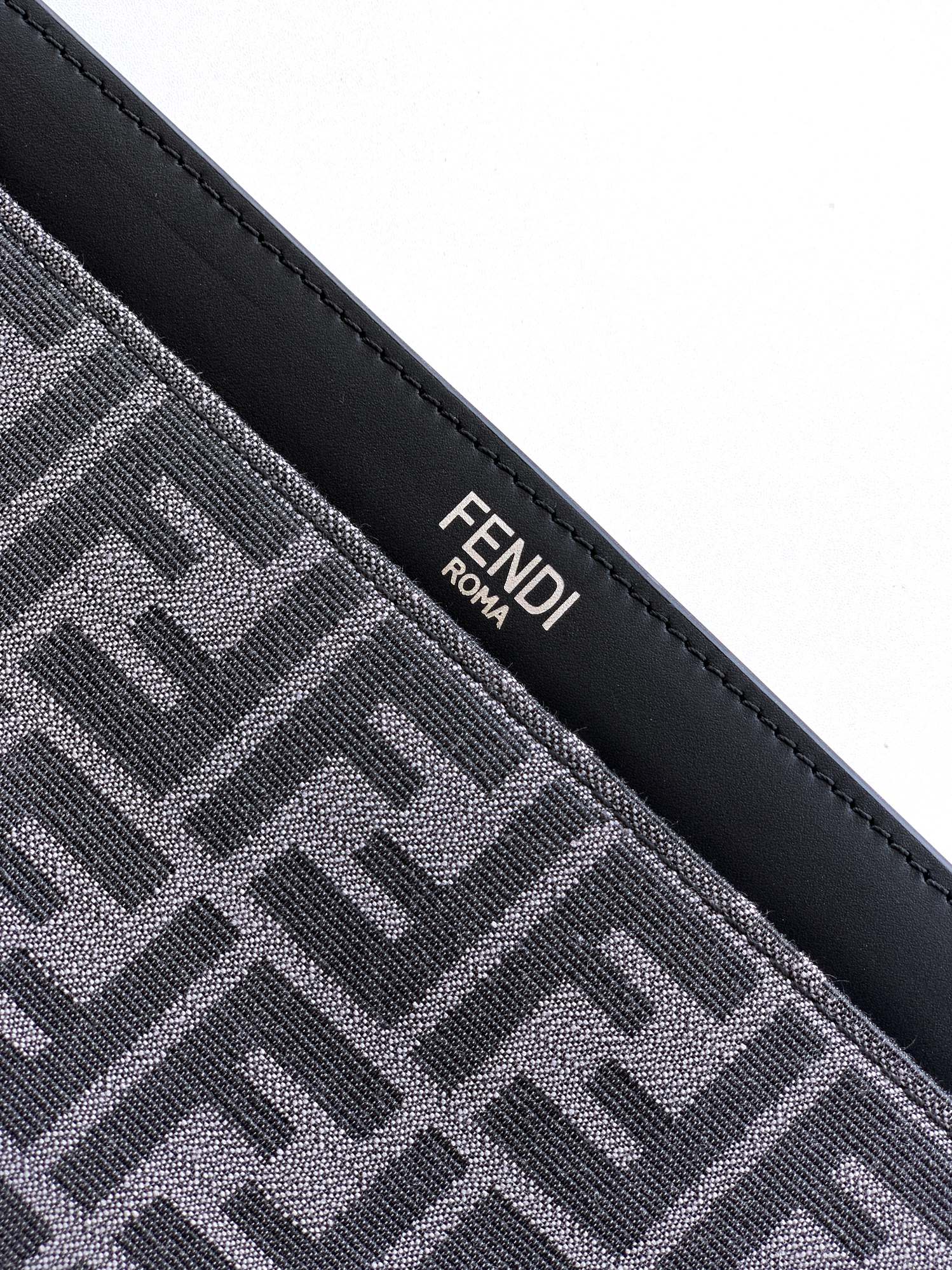 Fendi 手包型号： 1180#黑色 F 防水布配牛皮 货 休闲 手拿包流行款