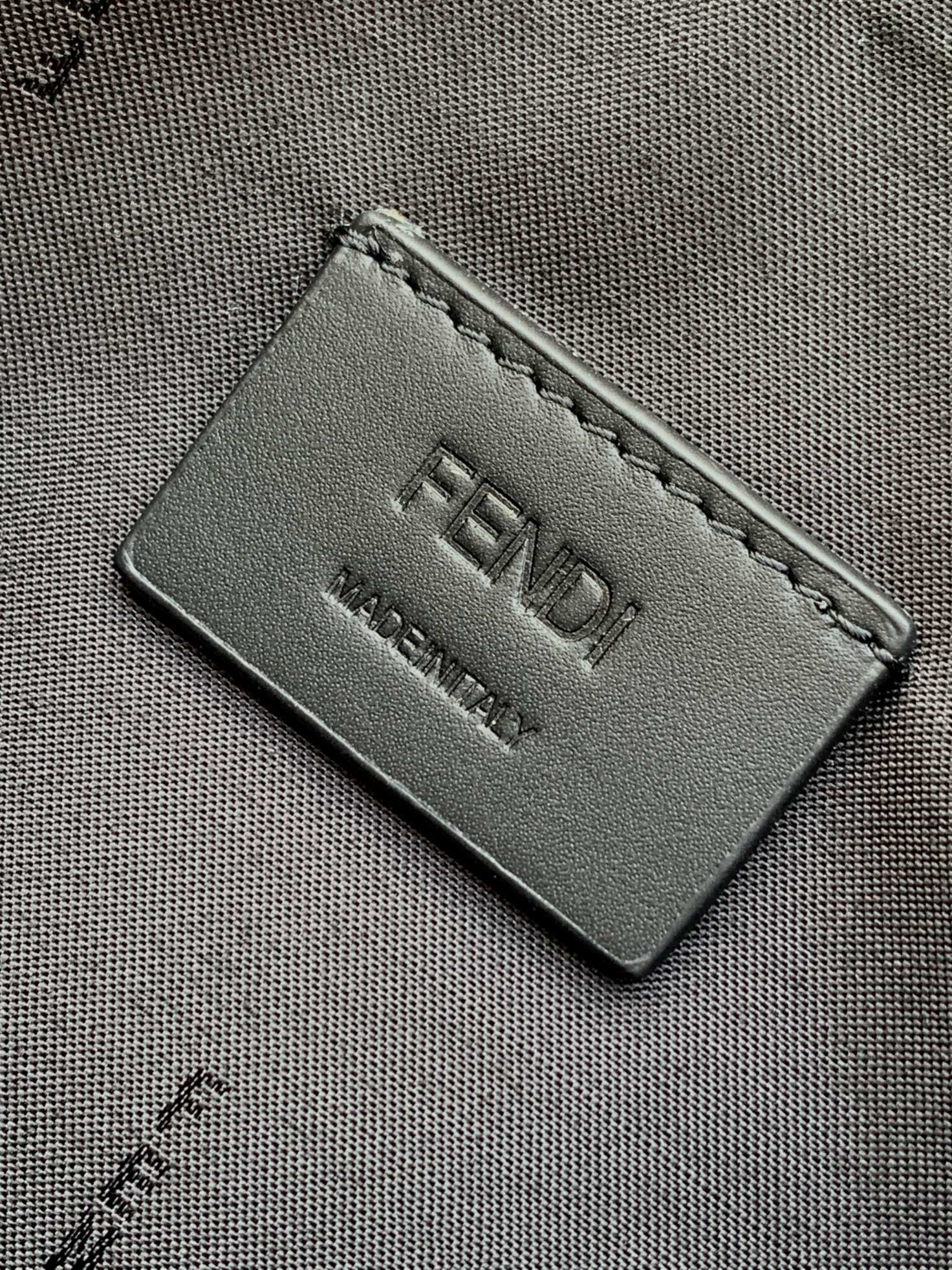 Fendi 手包型号： 1180#黑色 F 防水布配牛皮 货 休闲 手拿包流行款