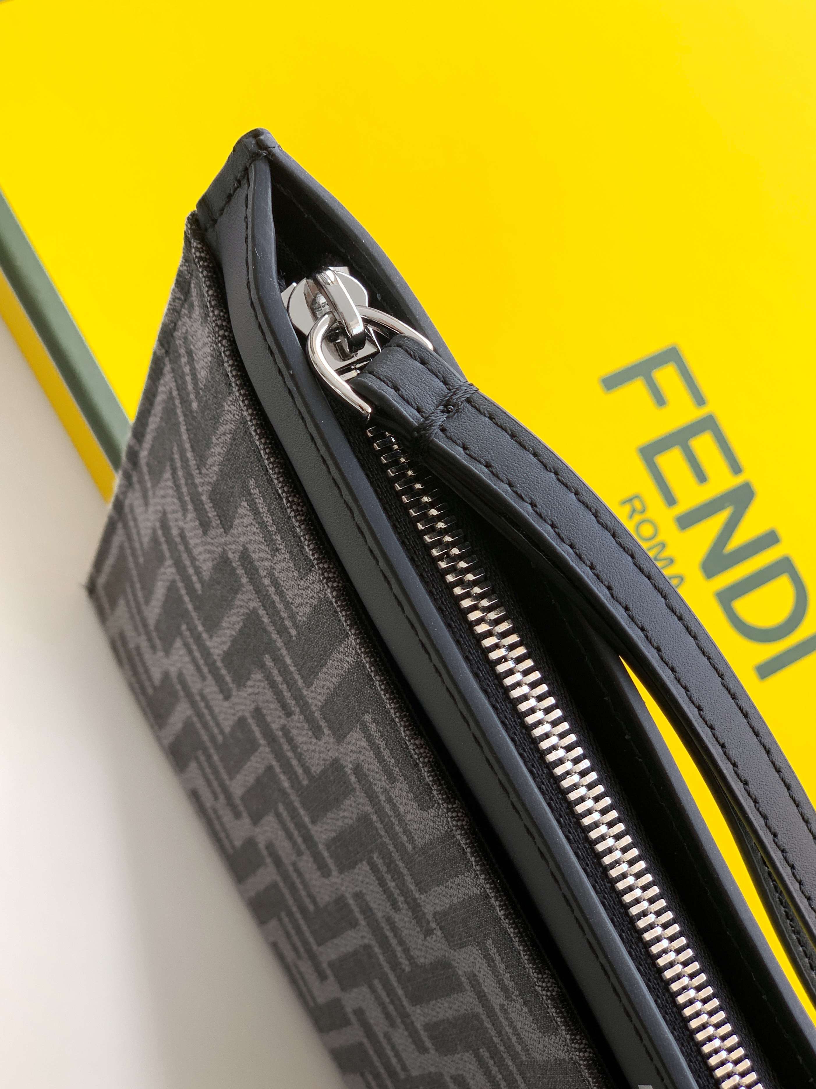 Fendi 手包型号： 1180#黑色 F 防水布配牛皮 货 休闲 手拿包流行款