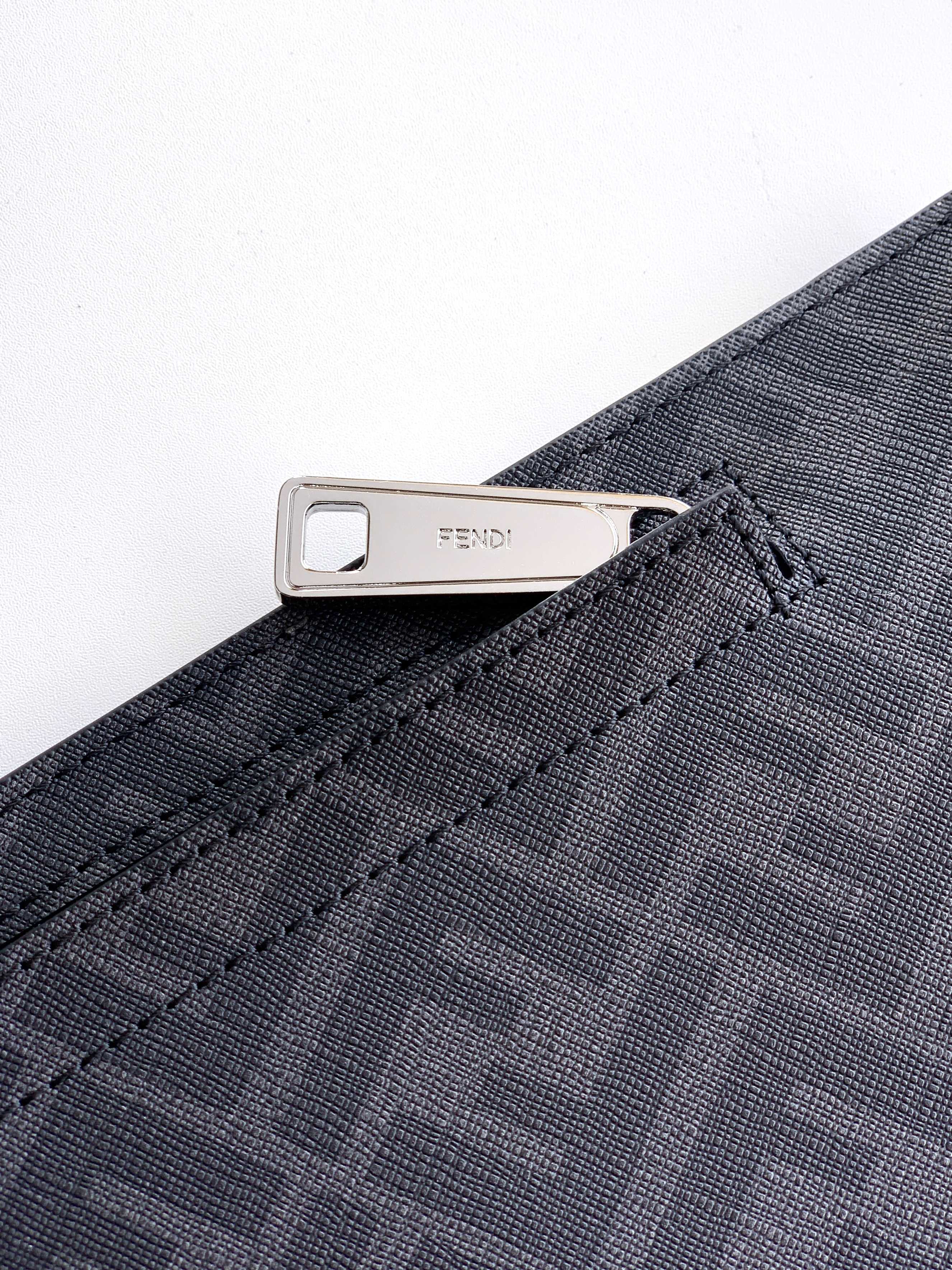 Fendi 手包型号： 1177#黑色 货 休闲 手拿包流行款 高端 有品味 专用高端头层牛皮