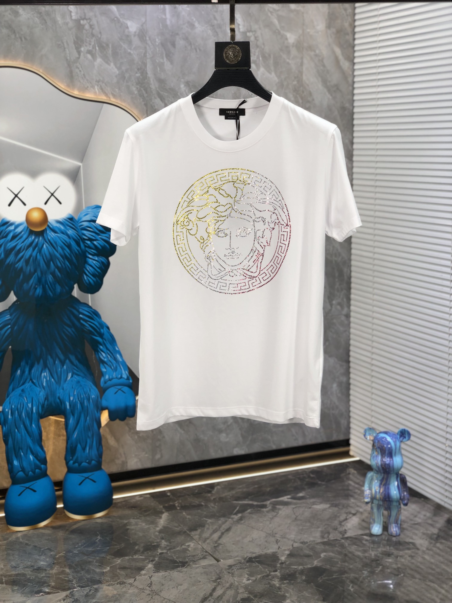 NO:141732,Versace 2025 Spring and Summer official website latest fashionable short-sleeved T-shirt counter synchronizes, custom imported mercerized cotton fabric!  Comfortable skin, sweat-absorbing and breathable, z is durable and easy to wear, high-temperature ironing and diamond letter logo pattern, fashionable and versatile design elements, original craftsmanship meticulous, must-have items for handsome men Size m-4xL m wear/jin, versace, T-shirt,tees, t-shirt,alexander wang19860909范思哲 2025春夏官网最新款时尚短袖T恤专柜同步,定制进口丝光棉面料！贴肤舒适,吸汗透气,z耐看又好穿,工艺高温烫钻定字母logo图案,设计元素时尚百搭,原厂工艺一丝不苟,型男必备单品 尺码m-4xL m穿/斤,,versace,T-shirt,tees，t-shirt,alexander wang,Men's clothing