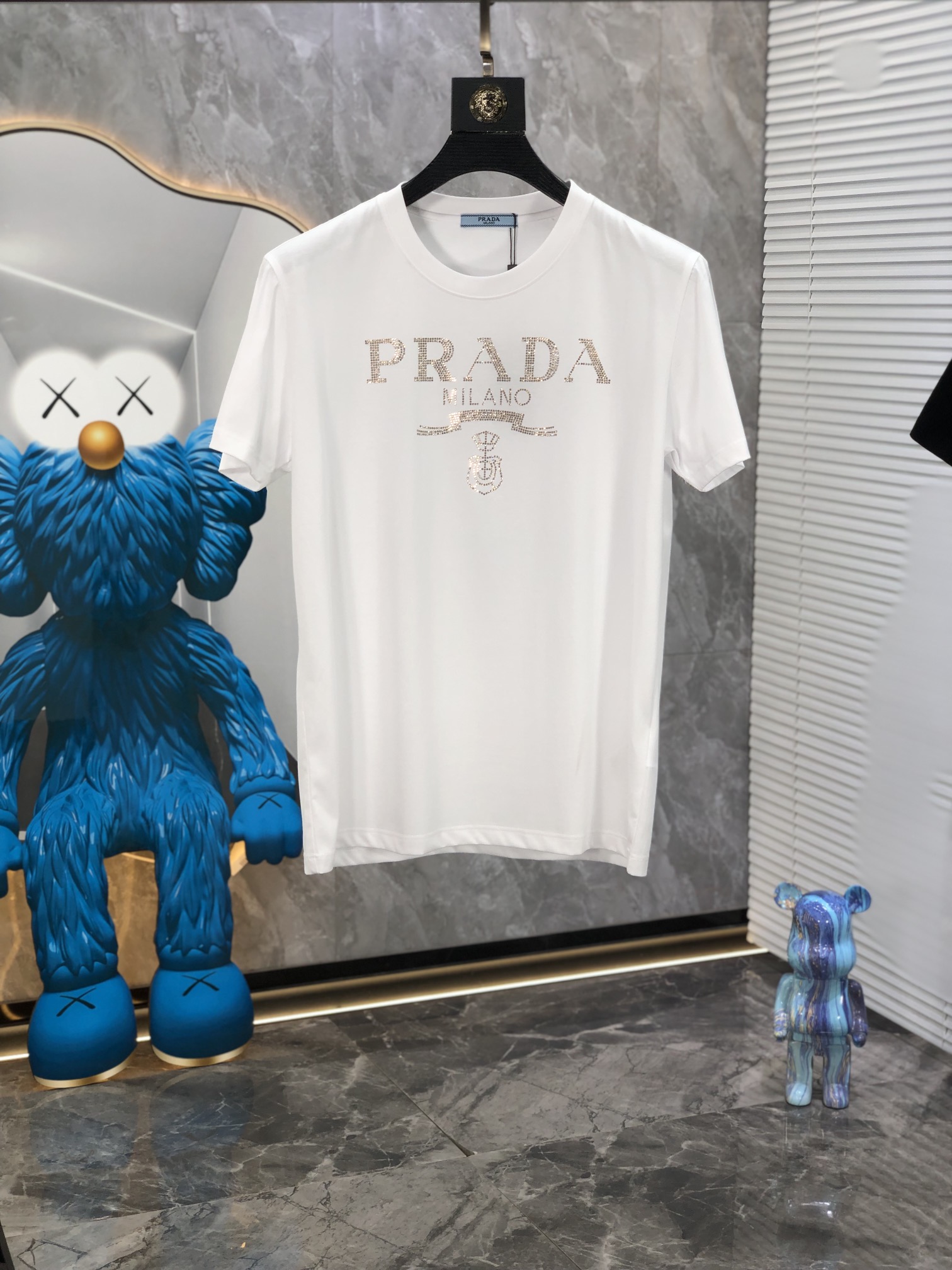 NO:141734,Prada.2025 Spring and Summer Official Website's latest fashionable short-sleeved T-shirt counter synchronizes, custom imported mercerized cotton fabric!  Comfortable skin, sweat-absorbing and breathable, z is durable and easy to wear, craftsmanship high-temperature hot diamond letter logo pattern, design elements are fashionable and versatile, original craftsmanship is meticulous, must-have items for handsome men Size m-4xL m wear/jin, prada, T-shirt,tees, t-shirt,alexander wang19860909普拉达.2025春夏官网最新款时尚短袖T恤专柜同步,定制进口丝光棉面料！贴肤舒适,吸汗透气,z耐看又好穿,工艺高温烫钻定字母logo图案,设计元素时尚百搭,原厂工艺一丝不苟,型男必备单品 尺码m-4xL m穿/斤,,prada,T-shirt,tees，t-shirt,alexander wang,Men's clothing