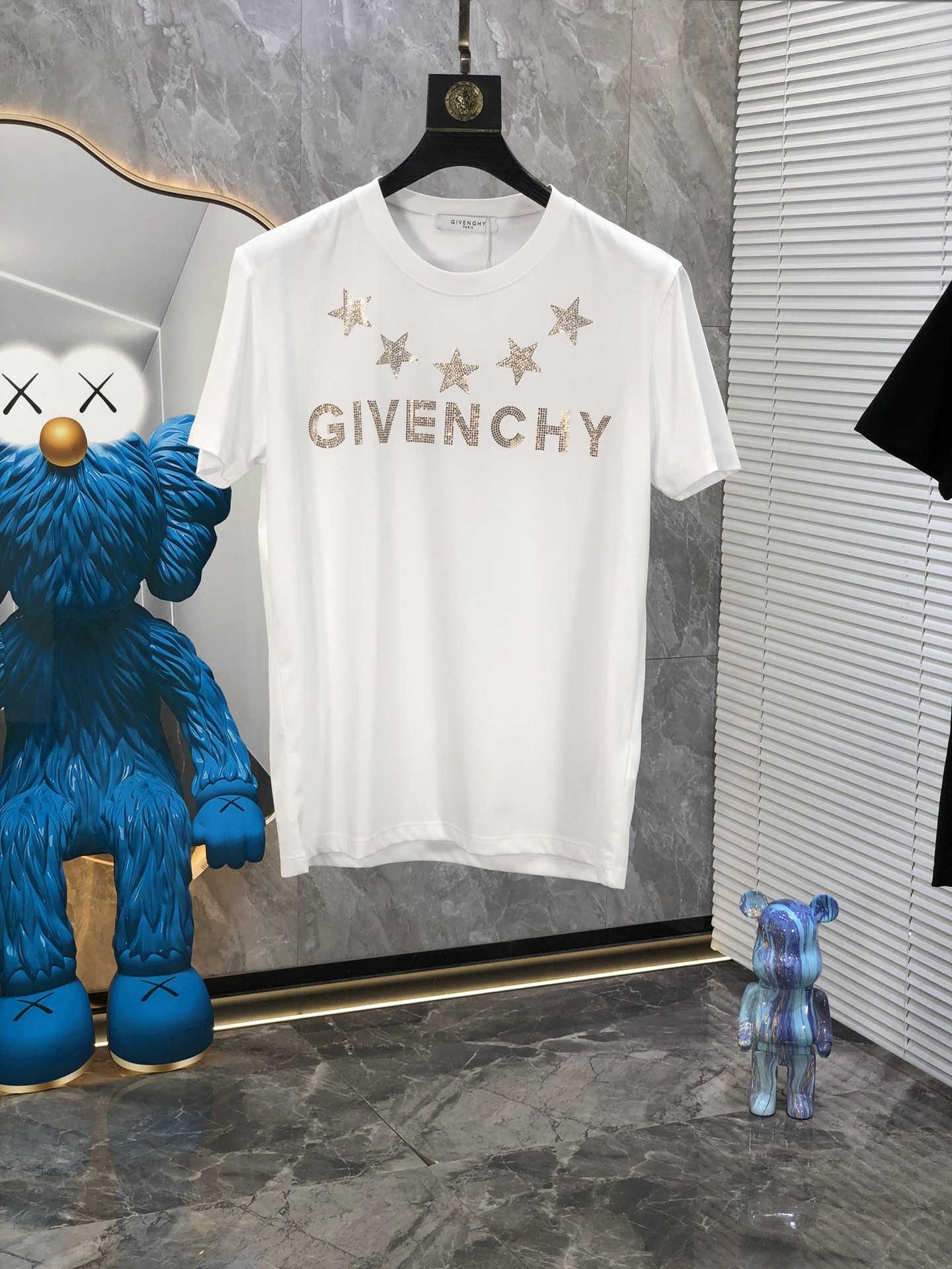 NO:141736,Givenchy. The latest fashionable short-sleeved T-shirt on the 2025 spring and summer official website is synchronized with the counter, custom imported mercerized cotton fabric!  Comfortable skin, sweat-absorbing and breathable, z is durable and easy to wear, craftsmanship high-temperature hot diamond letter logo pattern, design elements are fashionable and versatile, original craftsmanship is meticulous, must-have items for handsome men Size m-4xL m wear/jin, givennchy, T-shirt,tees, t-shirt,alexander wang19860909纪梵希. 2025春夏官网最新款时尚短袖T恤专柜同步,定制进口丝光棉面料！贴肤舒适,吸汗透气,z耐看又好穿,工艺高温烫钻定字母logo图案,设计元素时尚百搭,原厂工艺一丝不苟,型男必备单品 尺码m-4xL m穿/斤,,givenchy,T-shirt,tees，t-shirt,alexander wang,Men's clothing