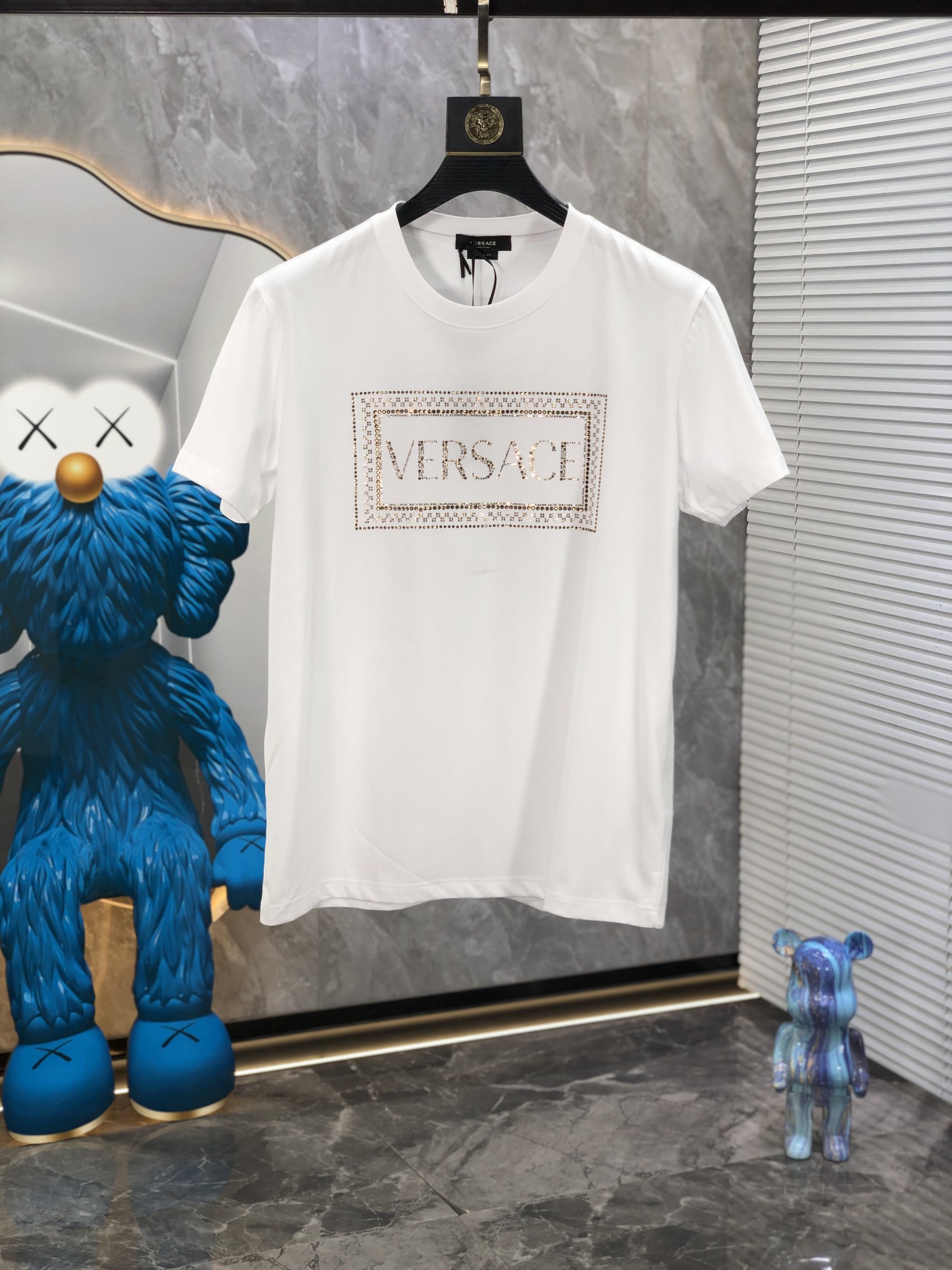 NO:127960,Versace 2025 Spring and Summer official website latest fashionable short-sleeved T-shirt counter synchronizes, custom imported mercerized cotton fabric!  Comfortable skin, sweat-absorbing and breathable, z is durable and easy to wear, craftsmanship high-temperature hot diamond letter logo pattern, design elements are fashionable and versatile, original craftsmanship is meticulous, must-have items for handsome men Size m-4xL m Wear 175/catties, versace, T-shirt,tees, t-shirt,alexander wang19860909范思哲 2025春夏官网最新款时尚短袖T恤专柜同步,定制进口丝光棉面料！贴肤舒适,吸汗透气,z耐看又好穿,工艺高温烫钻定字母logo图案,设计元素时尚百搭,原厂工艺一丝不苟,型男必备单品 尺码m-4xL m穿175/斤,,versace,T-shirt,tees，t-shirt,alexander wang,Men's clothing