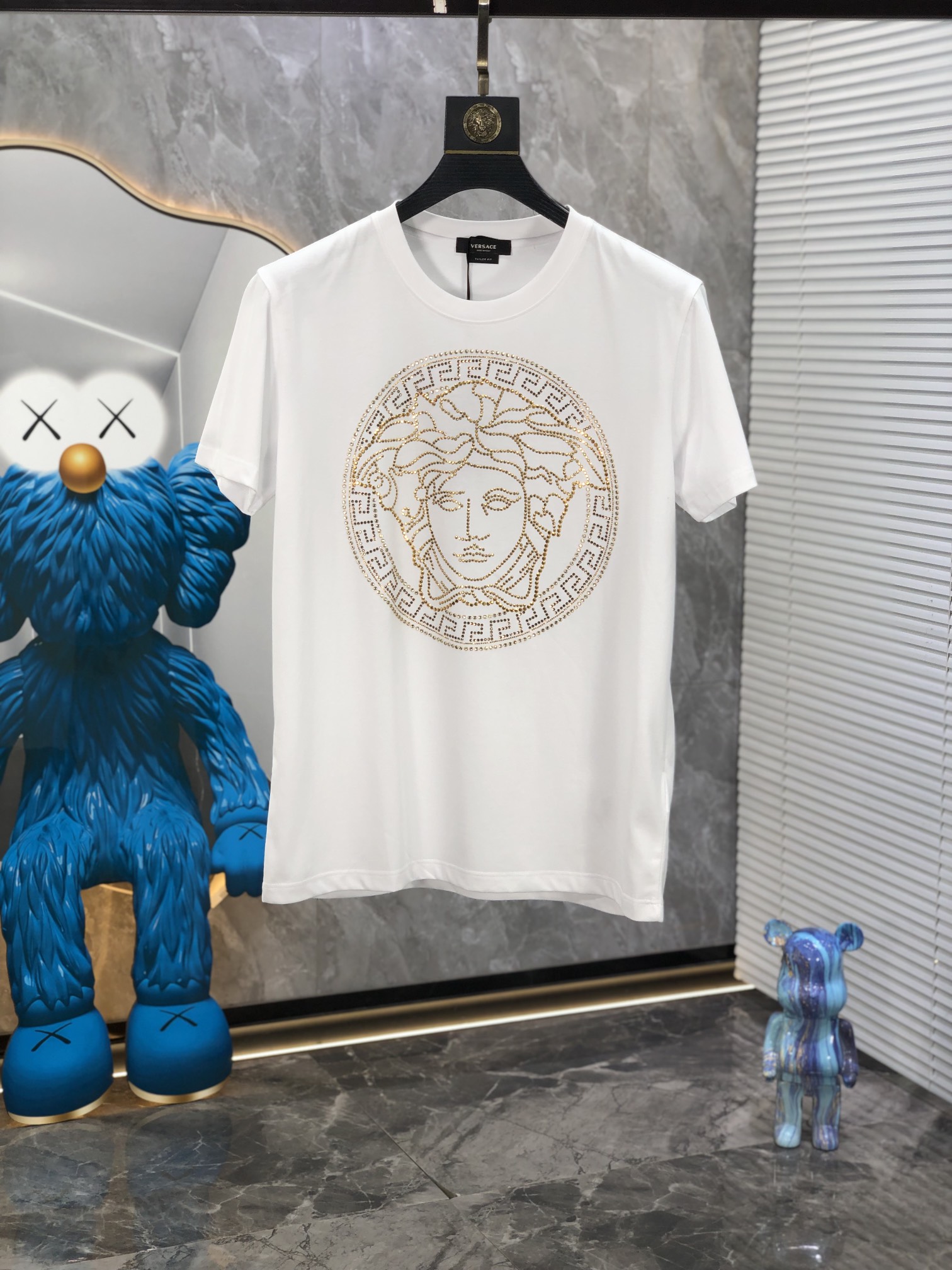 NO:141738,Versace 2025 Spring and Summer official website latest fashionable short-sleeved T-shirt counter synchronizes, custom imported mercerized cotton fabric!  Comfortable skin, sweat-absorbing and breathable, z is durable and easy to wear, high-temperature ironing and diamond letter logo pattern, fashionable and versatile design elements, original craftsmanship meticulous, must-have items for handsome men Size m-4xL m wear/jin, versace, T-shirt,tees, t-shirt,alexander wang19860909范思哲 2025春夏官网最新款时尚短袖T恤专柜同步,定制进口丝光棉面料！贴肤舒适,吸汗透气,z耐看又好穿,工艺高温烫钻定字母logo图案,设计元素时尚百搭,原厂工艺一丝不苟,型男必备单品 尺码m-4xL m穿/斤,,versace,T-shirt,tees，t-shirt,alexander wang,Men's clothing