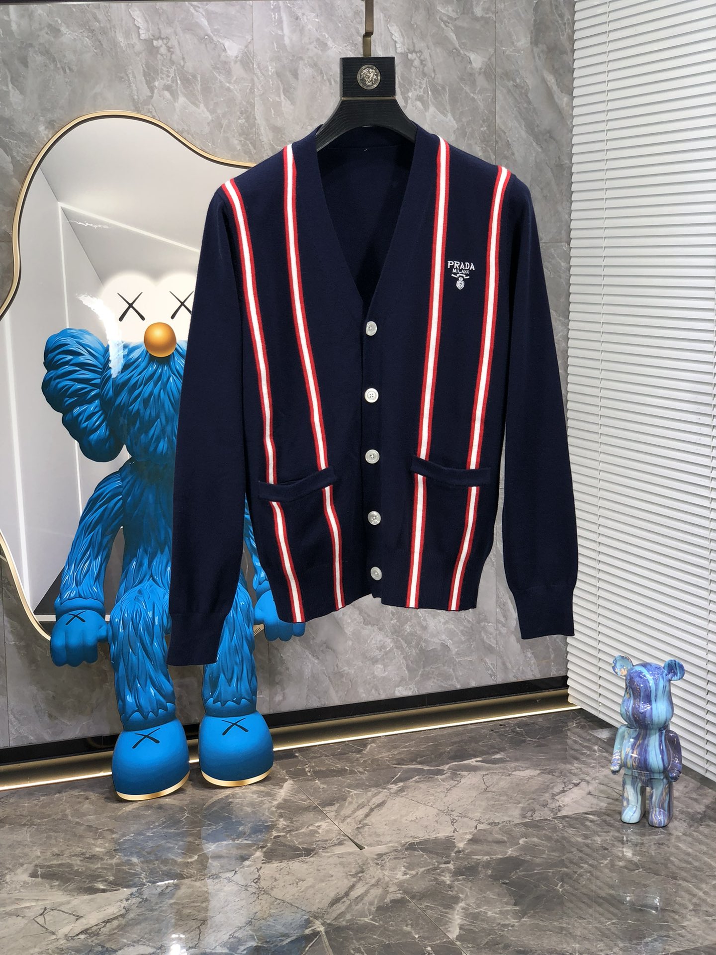 NO:123062,. .Prada. 24 autumn and winter new knitted wool sweater, released simultaneously in the counter!  Customized exclusive wool fabric, calm and versatile, extremely high-end, 1x perfectly integrates fashion and style, a top fashionable style that perfectly suits the outside wear!  The overall feeling is natural!  The ultimate classic adopts the latest three-dimensional letter logo elements hollow design!  The ultimate perfection of heavy industry!  Fans who pursue high quality are please buy them by themselves, and all fans who know the goods are invited to appreciate this model together!  !  s-xxL.s wear 175/130 catties, prada, alexander wang19860909. .普拉达.24秋冬新款针织羊毛衫,专柜同步发售！定制专属羊毛面料,从容百搭,档次极高,1x完美融入时尚还有风情感一款完美符合外穿的顶尖时髦气质款！整体给人浑然天成的感觉！极致经典采用最新立体字母logo元素镂空设计！极致的重工极致的完美！追求高品质的粉丝们请自行抢购,诚邀所有识货的粉丝一同鉴赏此款！！s-xxL.s穿175/130斤,,prada,alexander wang,Men's clothing