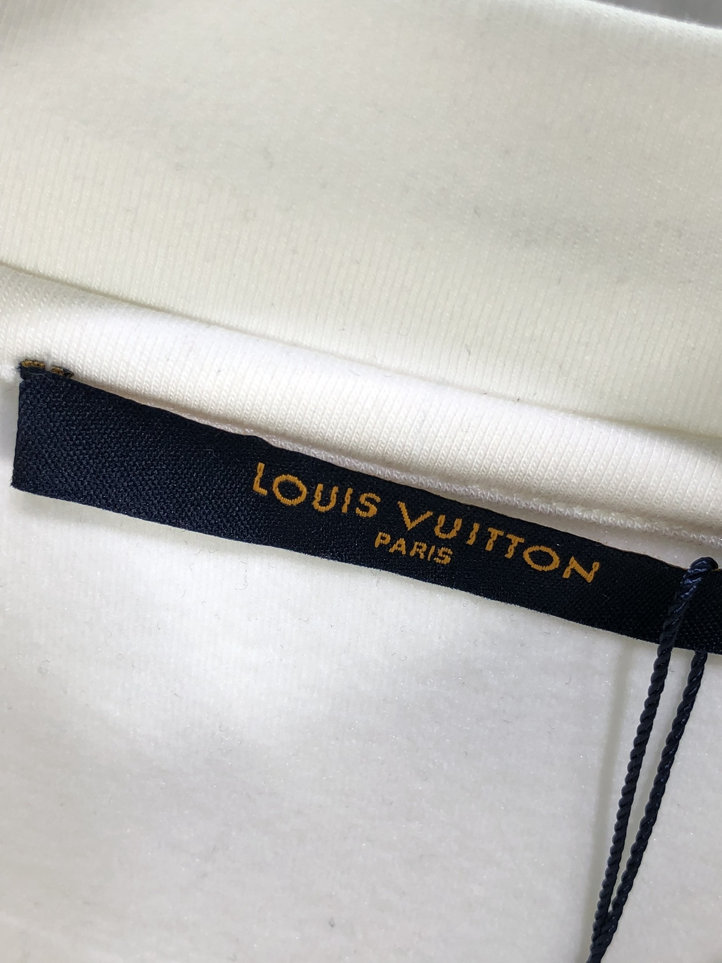  。Lv。高端品质 秋冬新品打底卫衣
采用24年🔥🔥🔥克重300g人棉 b质量杠杠的          