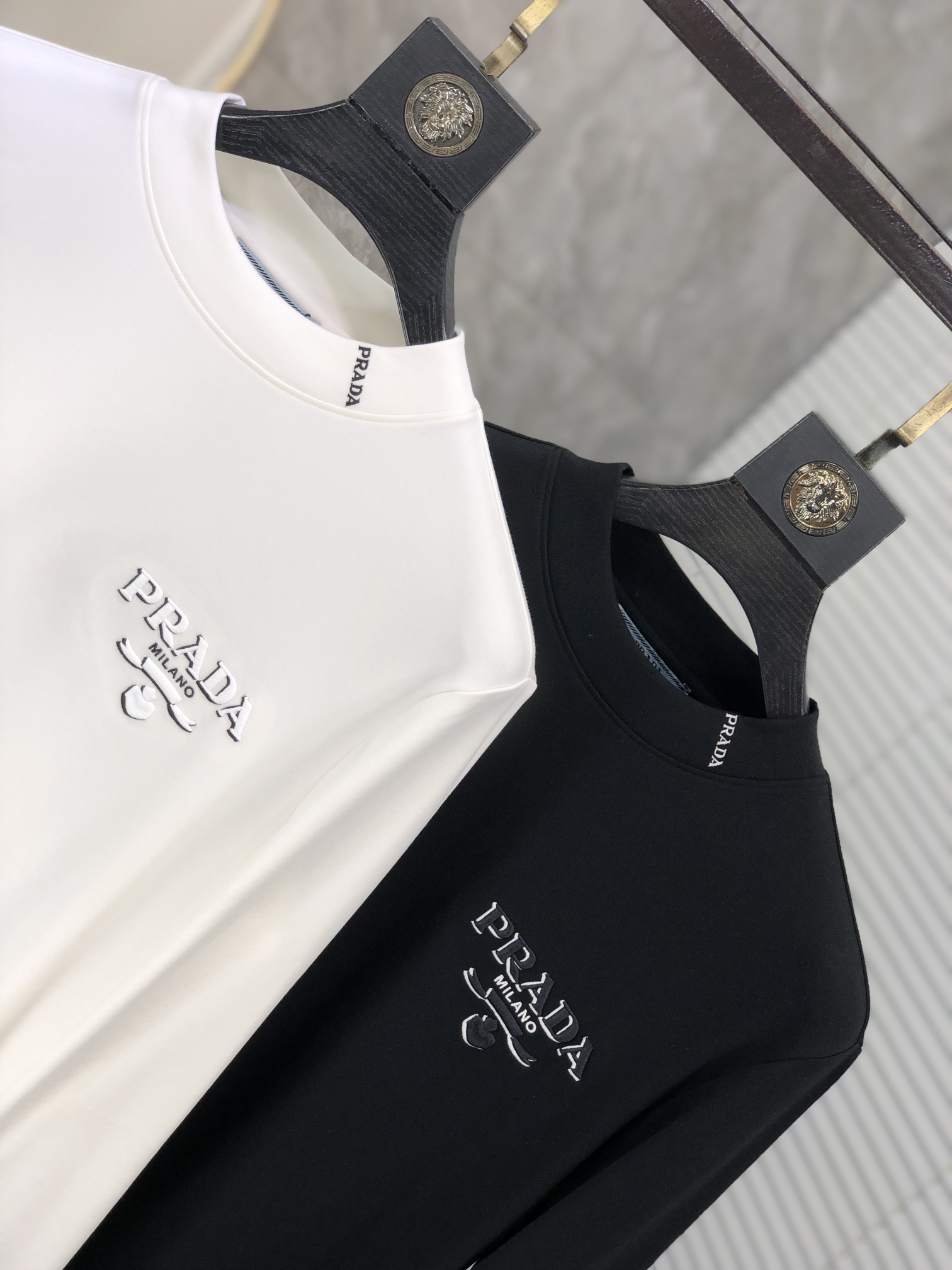  。普拉达。高端品质 秋冬新品打底卫衣
采用24年🔥🔥🔥克重300g人棉 b质量杠杠的         