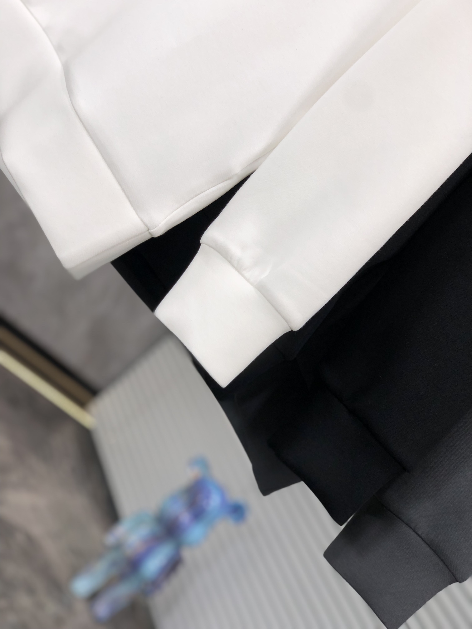  。普拉达。秋冬高端定制。 最新卫衣，高端精致且不浮夸，b时尚休闲圆领款，定制太空卫衣纯棉！科技面料，定