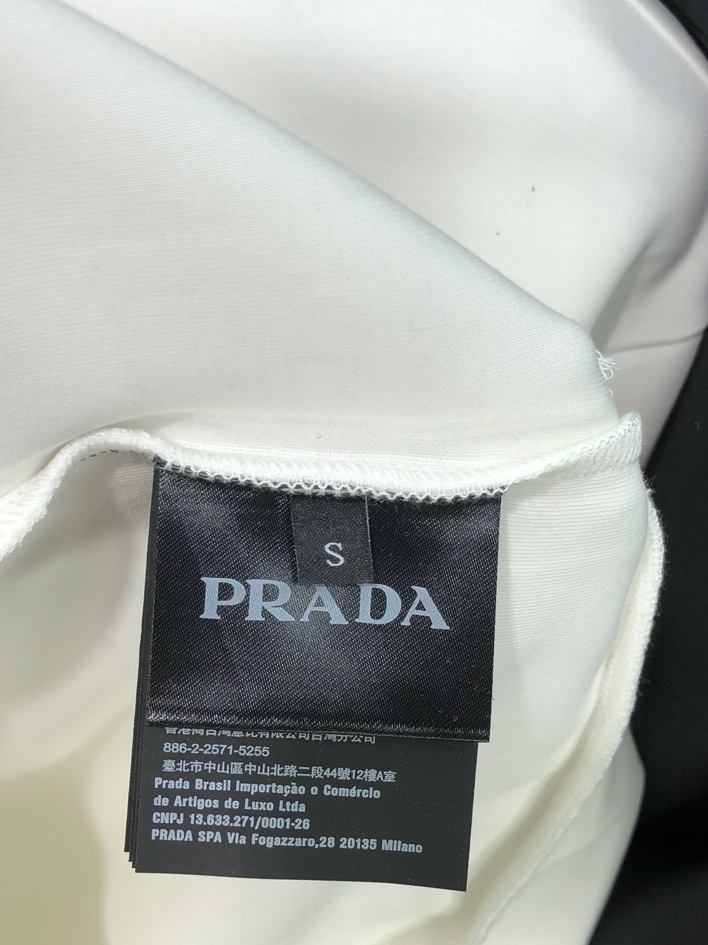  。普拉达。秋冬高端定制。 最新卫衣，高端精致且不浮夸，b时尚休闲圆领款，定制太空卫衣纯棉！科技面料，定