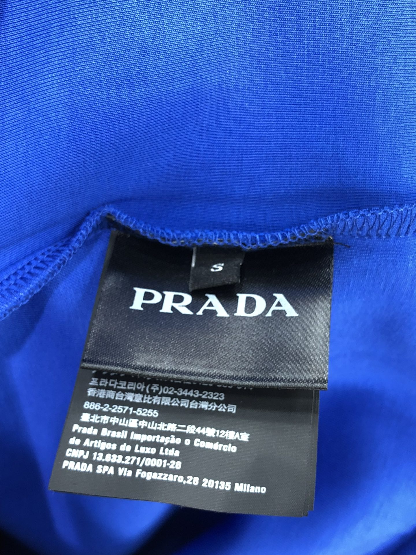  。普拉达。秋冬高端定制。 最新卫衣，高端精致且不浮夸，b时尚休闲圆领款，定制太空卫衣纯棉！科技面料，定