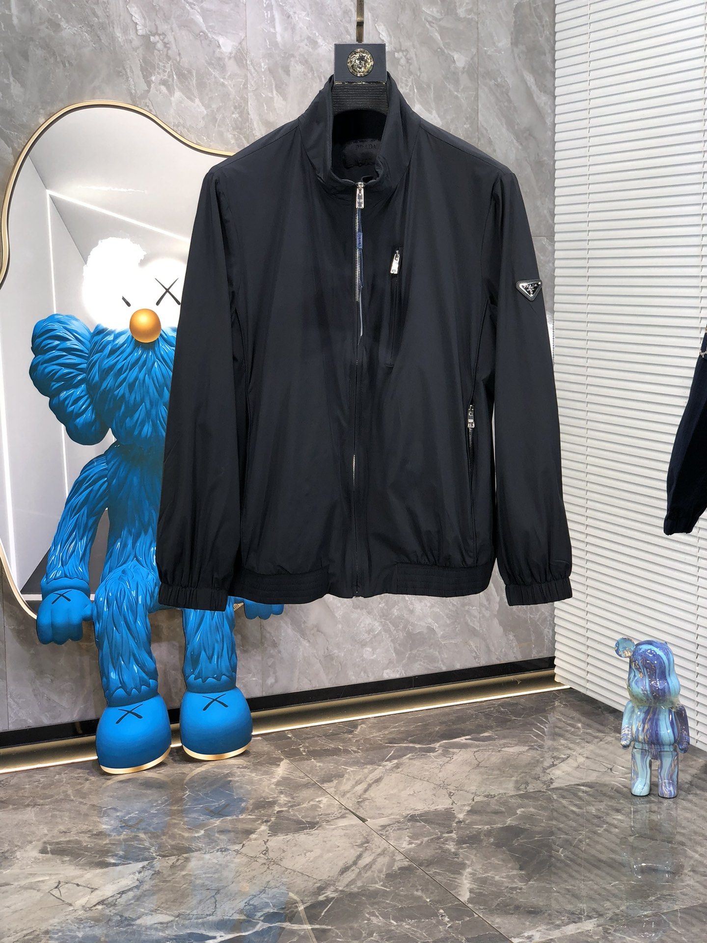 NO:116627,.Prada.25SS early spring new jacket jacket. Custom-made dyed nylon fabric, side pocket triangle hardware embellishment, original custom collar mark washing mark.7 custom hardware zipper, original consistent hardware The most classic logo series is also the most classic design, the upper body is versatile and not picky to wear. Loose OS boyfriend style cut, classic logo~ This classic style can be worn for many years and will not be outdated. Number m-xxxL.m wear 175/130 catties, prada, jackets & coats, jackets & coats, alexander wang19860909.普拉达.25SS早春新款夹克外套.定制定染尼龙面料,侧边口袋三角标五金点缀,原版定制领标洗水唛.7定制五金拉链,原版一致五金 最经典的徽标系列 也是最经典的设计,上身百搭好穿不挑人 宽松OS男友风版型裁剪,的经典标志~入手这一件经典款,可以穿很多年都不会过时 码数m-xxxL.m穿175/130斤,,prada,jackets & coats,jackets & coats,alexander wang,Men's clothing