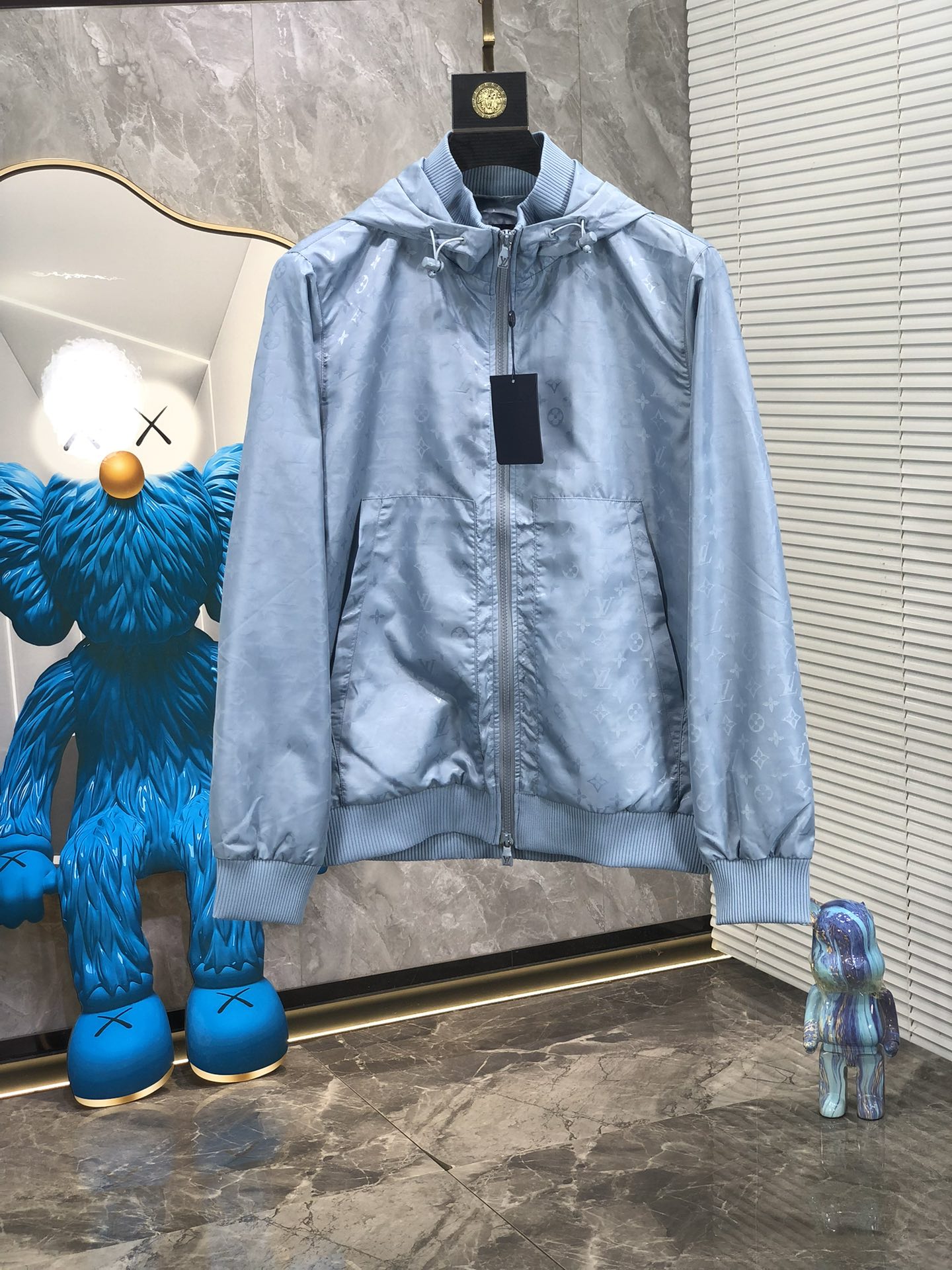 NO:116633,.Lv.25SS early spring new jacket jacket. Custom-made dyed nylon fabric, side pocket triangle hardware embellishment, original custom collar mark washing mark. 7 custom hardware zipper, original consistent hardware The most classic logo series is also the most classic design, the upper body is versatile and not picky to wear. Loose OS boyfriend style cut, classic logo~ Buy this classic style, you can wear it for many years and will not be outdated. Number m-xxxL.m wear 175/130 catties, louis vuitton, jackets & coats, jackets & coats, alexander wang19860909.Lv.25SS早春新款夹克外套.定制定染尼龙面料,侧边口袋三角标五金点缀,原版定制领标洗水唛.7定制五金拉链,原版一致五金 最经典的徽标系列 也是最经典的设计,上身百搭好穿不挑人 宽松OS男友风版型裁剪,的经典标志~入手这一件经典款,可以穿很多年都不会过时 码数m-xxxL.m穿175/130斤,,louis vuitton,jackets & coats,jackets & coats,alexander wang,Men's clothing