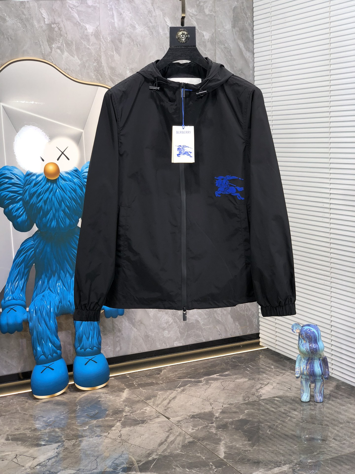 NO:116639,.Burberry.25SS early spring new jacket jacket. Custom-made dyed nylon fabric, side pocket triangle hardware embellishment, original custom collar mark washing mark.7 custom hardware zipper, original consistent hardware The most classic logo series is also the most classic design, the upper body is versatile and not picky to wear. Loose OS boyfriend style cut, classic logo~ This classic style can be worn for many years and will not be outdated. Number m-xxxL.m wear 175/130 catties, burberry, jackets & coats, jackets & coats, alexander wang19860909.巴宝莉.25SS早春新款夹克外套.定制定染尼龙面料,侧边口袋三角标五金点缀,原版定制领标洗水唛.7定制五金拉链,原版一致五金 最经典的徽标系列 也是最经典的设计,上身百搭好穿不挑人 宽松OS男友风版型裁剪,的经典标志~入手这一件经典款,可以穿很多年都不会过时 码数m-xxxL.m穿175/130斤,,burberry,jackets & coats,jackets & coats,alexander wang,Men's clothing