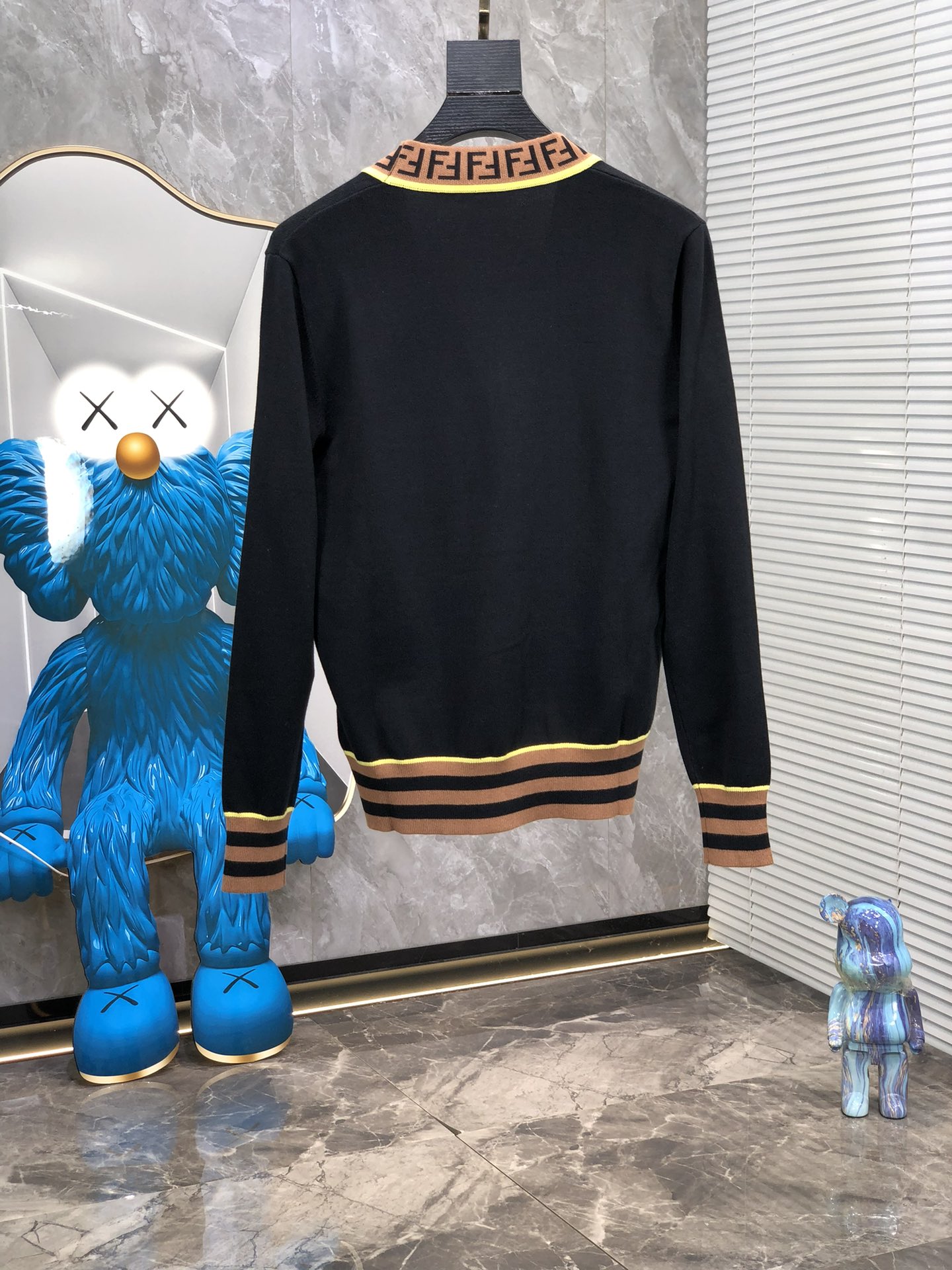       。 。芬迪。24秋冬新款针织羊毛衫，专柜同步发售！定制专属羊毛🐑面料，从容百搭，档次极高，1