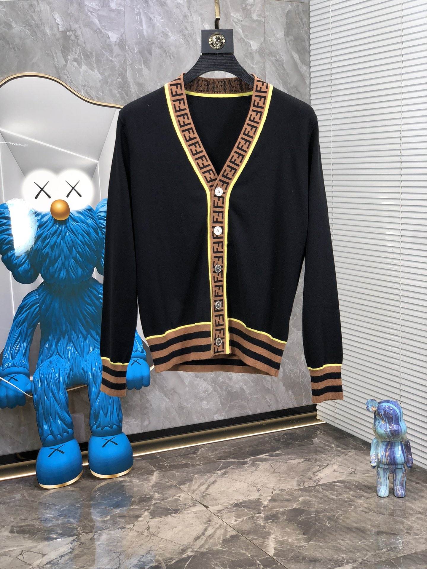       。 。芬迪。24秋冬新款针织羊毛衫，专柜同步发售！定制专属羊毛🐑面料，从容百搭，档次极高，1