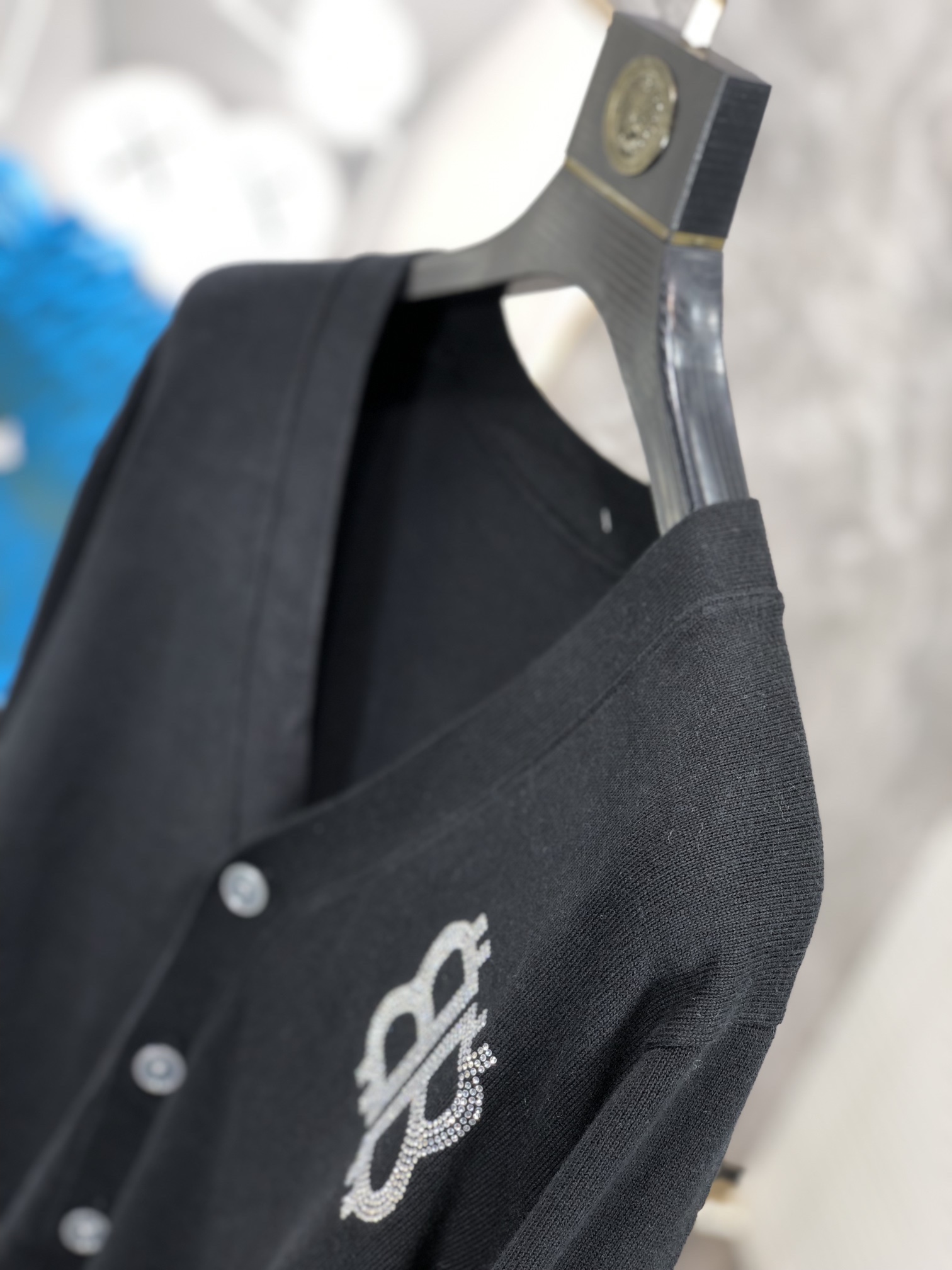       。 。巴黎世家。24秋冬新款针织羊毛衫，专柜同步发售！定制专属羊毛🐑面料，从容百搭，档次极高