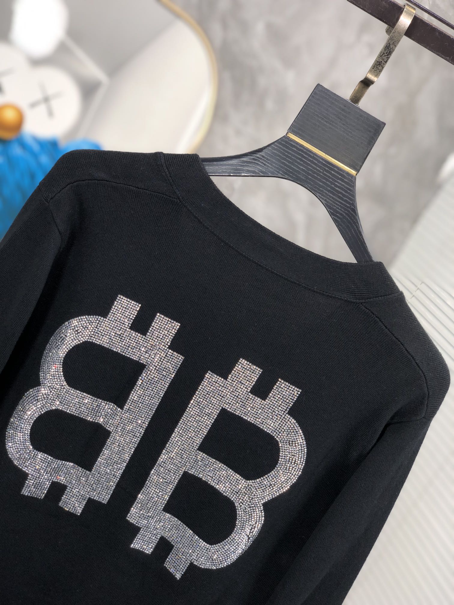       。 。巴黎世家。24秋冬新款针织羊毛衫，专柜同步发售！定制专属羊毛🐑面料，从容百搭，档次极高