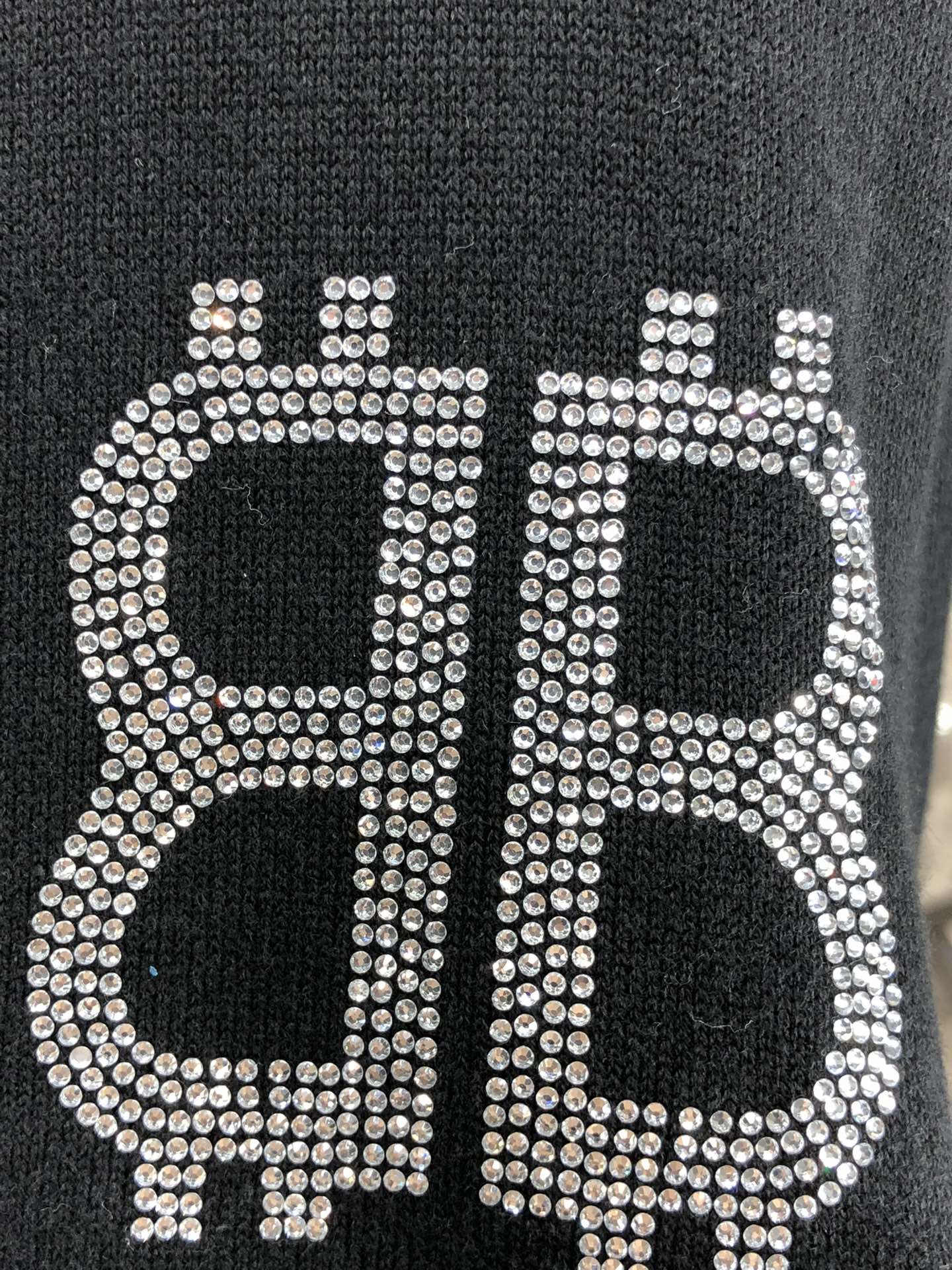       。 。巴黎世家。24秋冬新款针织羊毛衫，专柜同步发售！定制专属羊毛🐑面料，从容百搭，档次极高