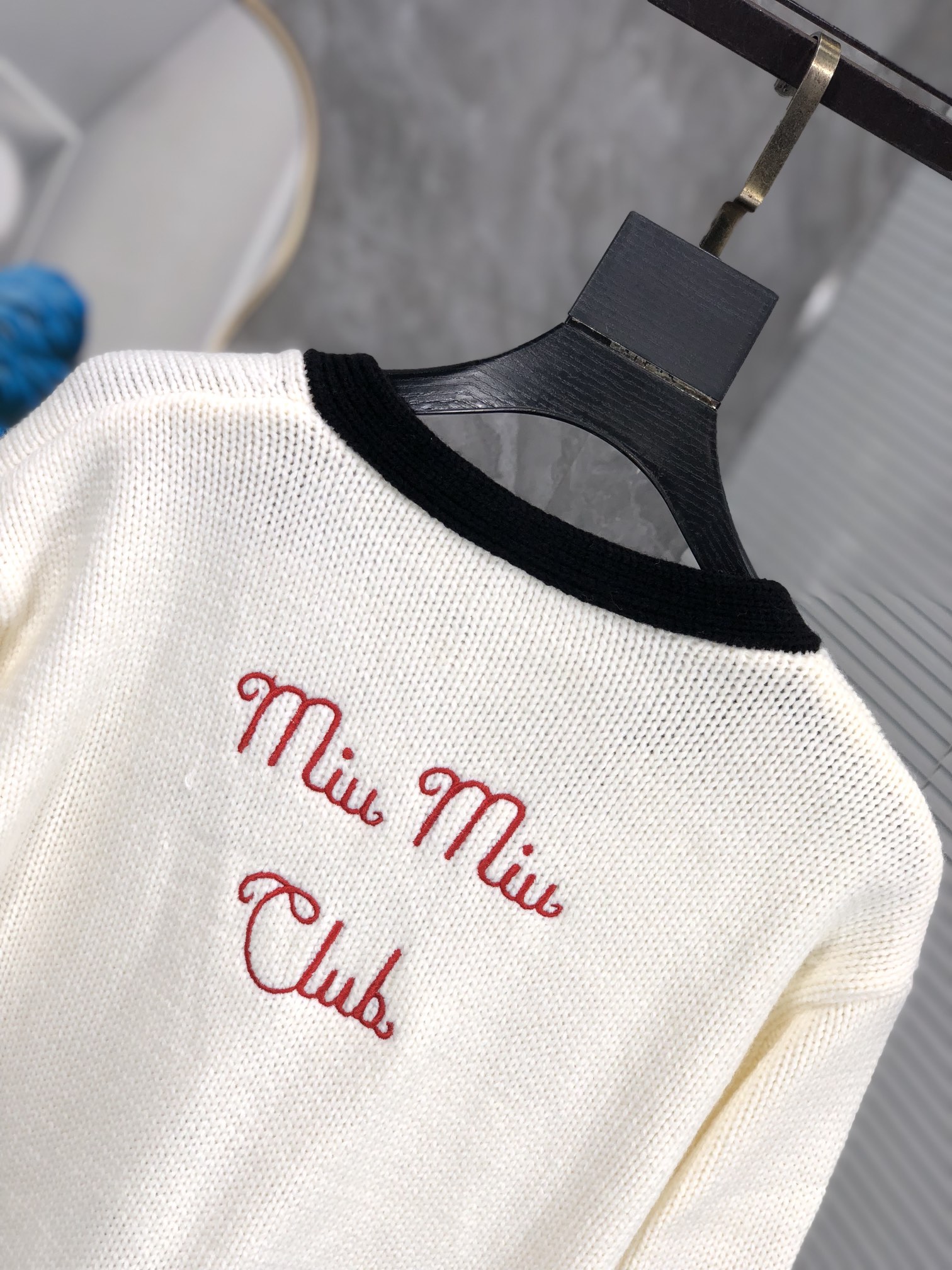       。 。miumiu。24秋冬新款针织羊毛衫，专柜同步发售！定制专属羊毛🐑面料，从容百搭，档次