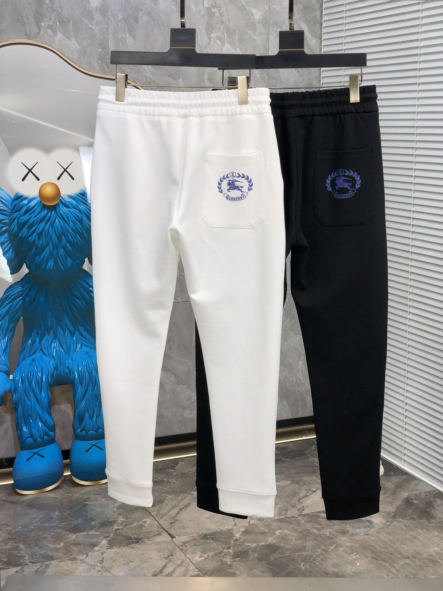  。巴宝莉。秋冬新品。订制高品质时尚休闲裤。超级百搭款。独家定制-进口高端高密度精棉面料，w贴身舒适，超