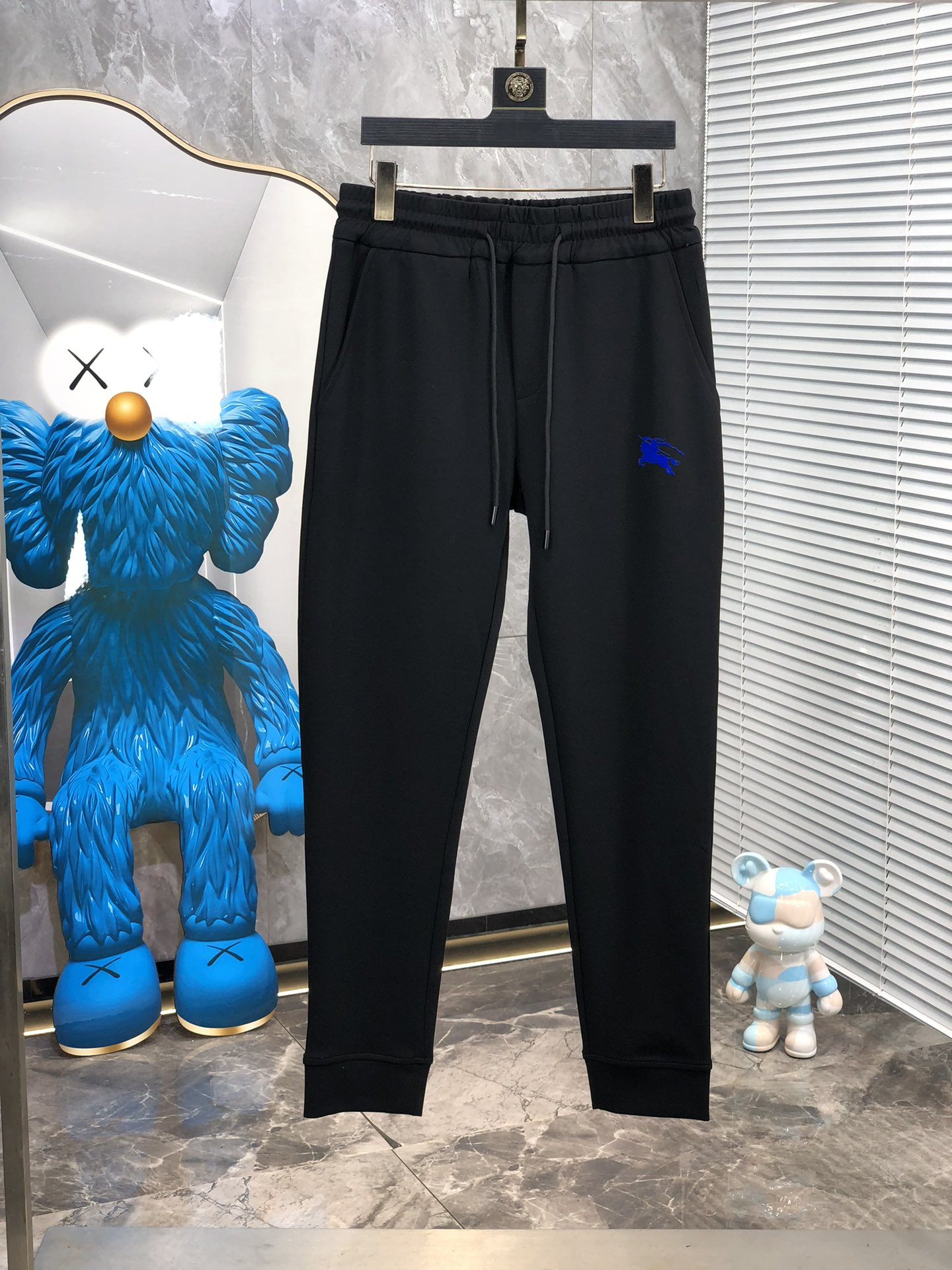  。巴宝莉。秋冬新品。订制高品质时尚休闲裤。超级百搭款。独家定制-进口高端高密度精棉面料，w贴身舒适，超