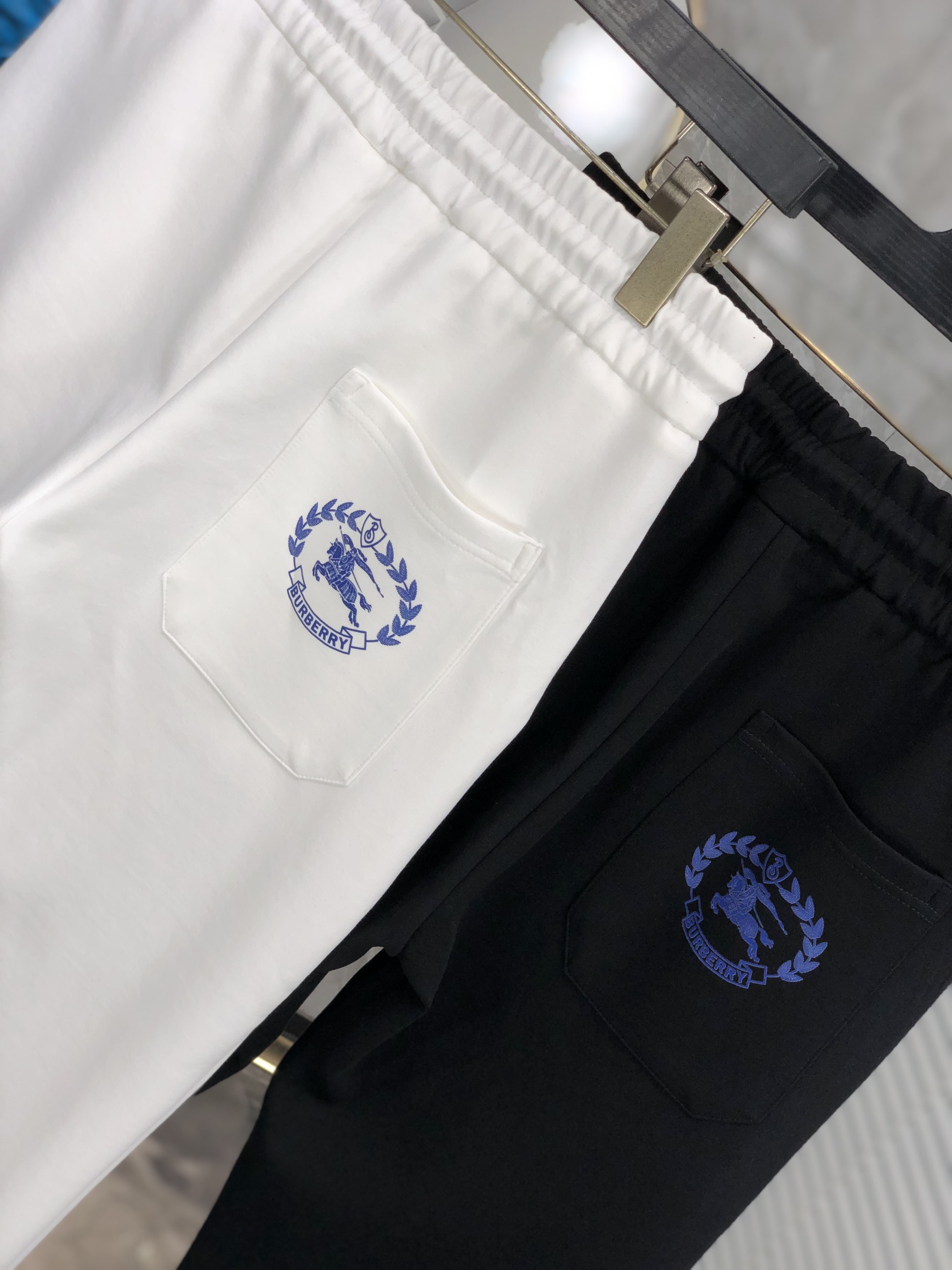  。巴宝莉。秋冬新品。订制高品质时尚休闲裤。超级百搭款。独家定制-进口高端高密度精棉面料，w贴身舒适，超