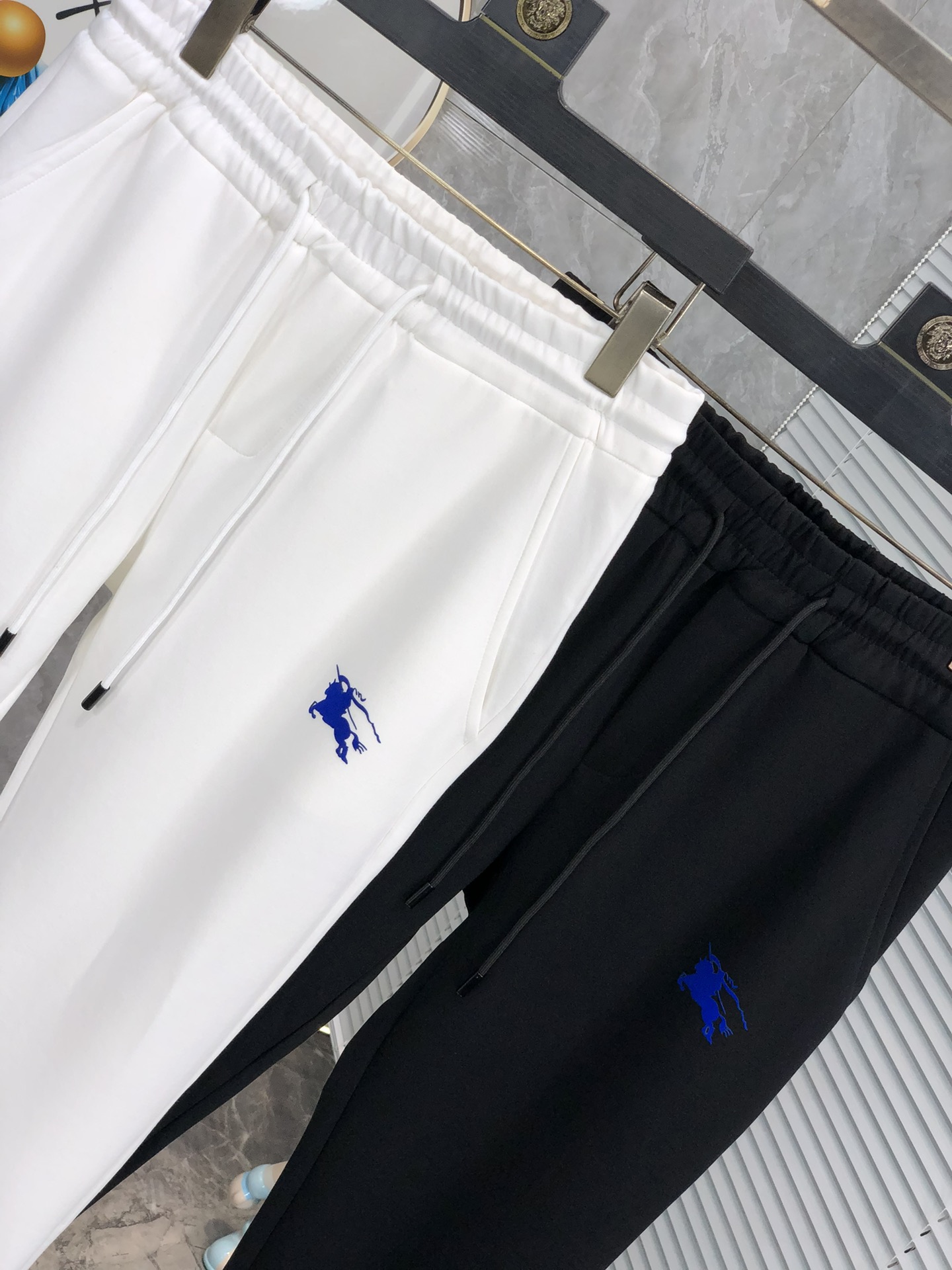  。巴宝莉。秋冬新品。订制高品质时尚休闲裤。超级百搭款。独家定制-进口高端高密度精棉面料，w贴身舒适，超