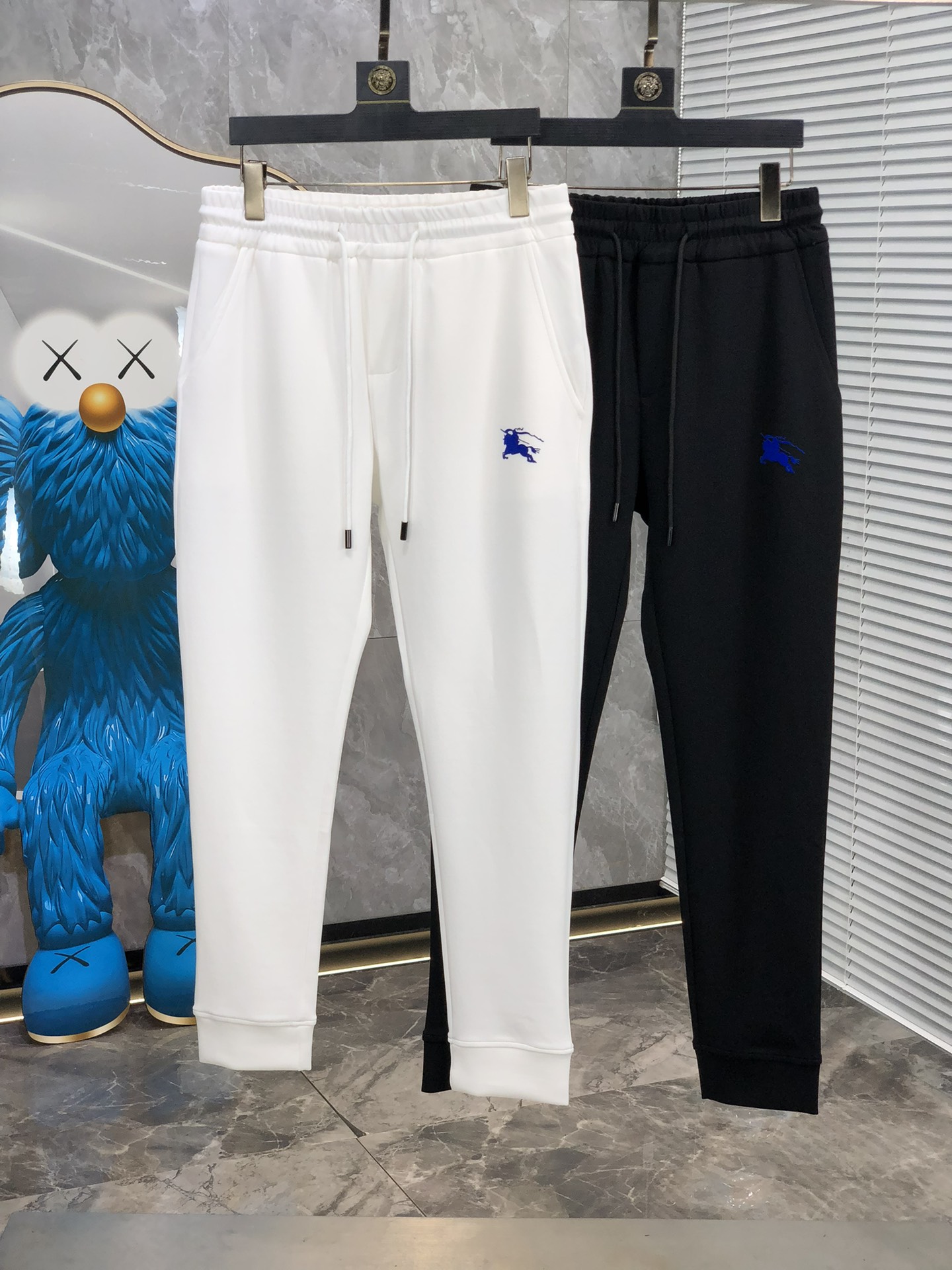  。巴宝莉。秋冬新品。订制高品质时尚休闲裤。超级百搭款。独家定制-进口高端高密度精棉面料，w贴身舒适，超
