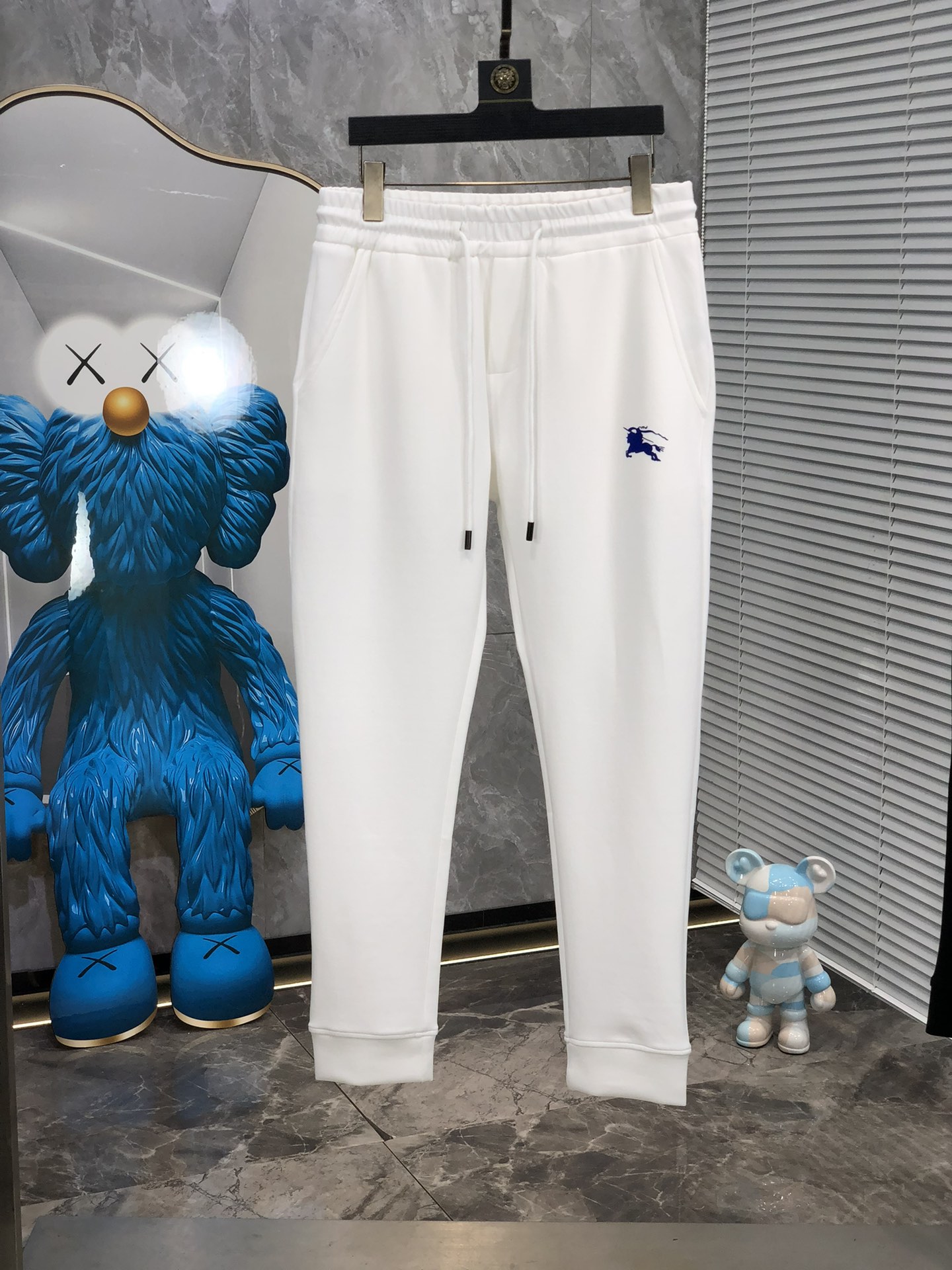  。巴宝莉。秋冬新品。订制高品质时尚休闲裤。超级百搭款。独家定制-进口高端高密度精棉面料，w贴身舒适，超