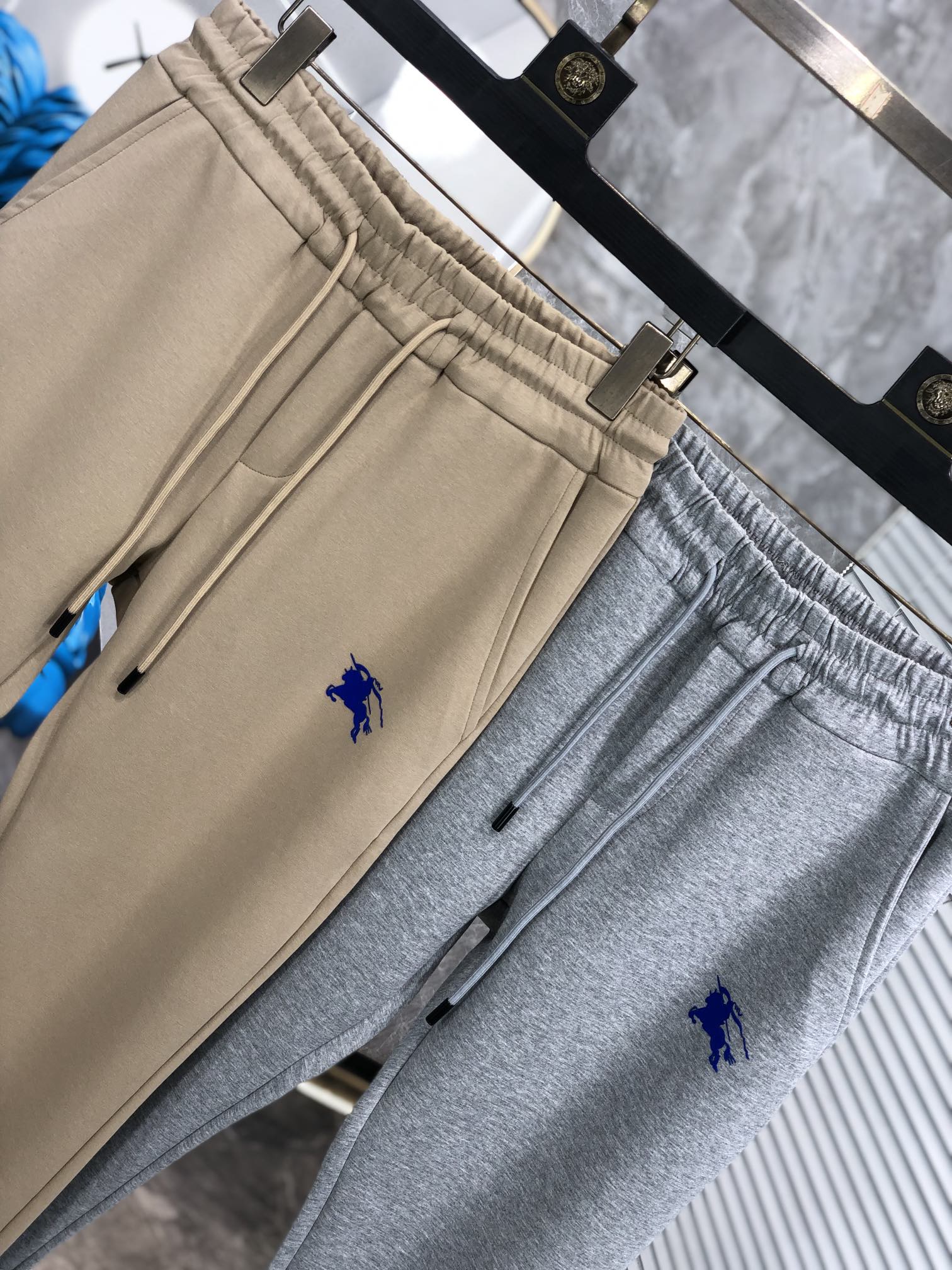  。巴宝莉 。秋冬新品。订制高品质时尚休闲裤。超级百搭款。独家定制-进口高端高密度精棉面料，w贴身舒适，