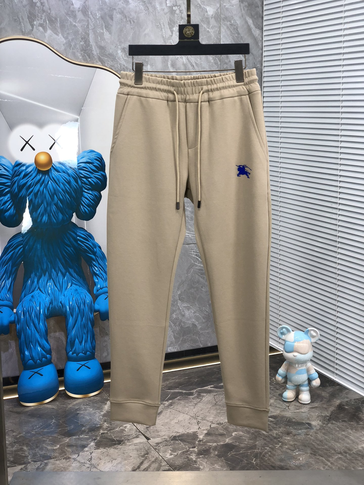  。巴宝莉 。秋冬新品。订制高品质时尚休闲裤。超级百搭款。独家定制-进口高端高密度精棉面料，w贴身舒适，