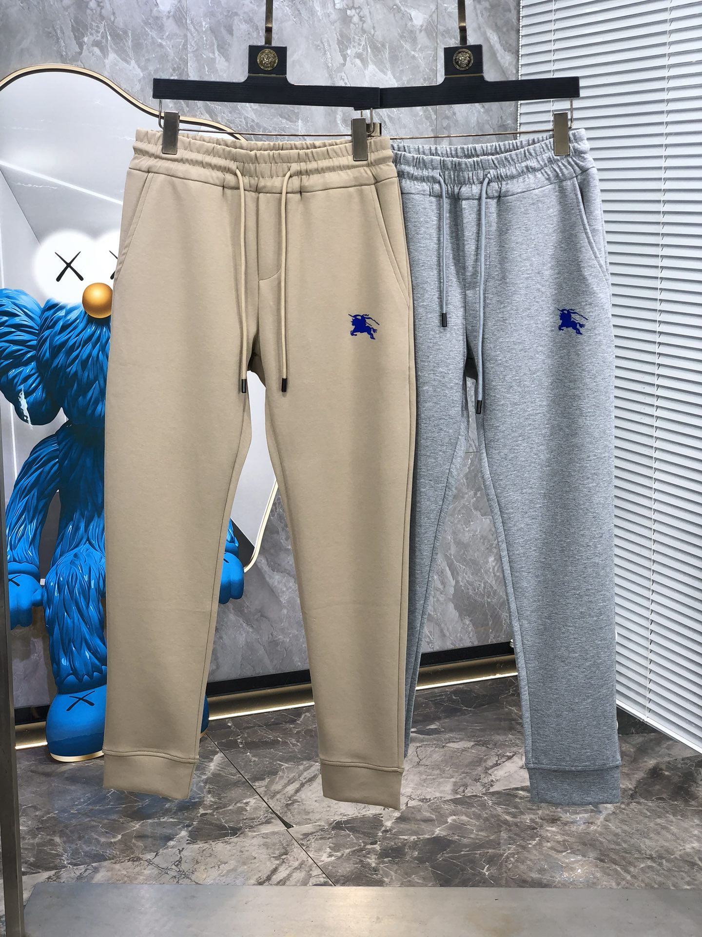  。巴宝莉 。秋冬新品。订制高品质时尚休闲裤。超级百搭款。独家定制-进口高端高密度精棉面料，w贴身舒适，