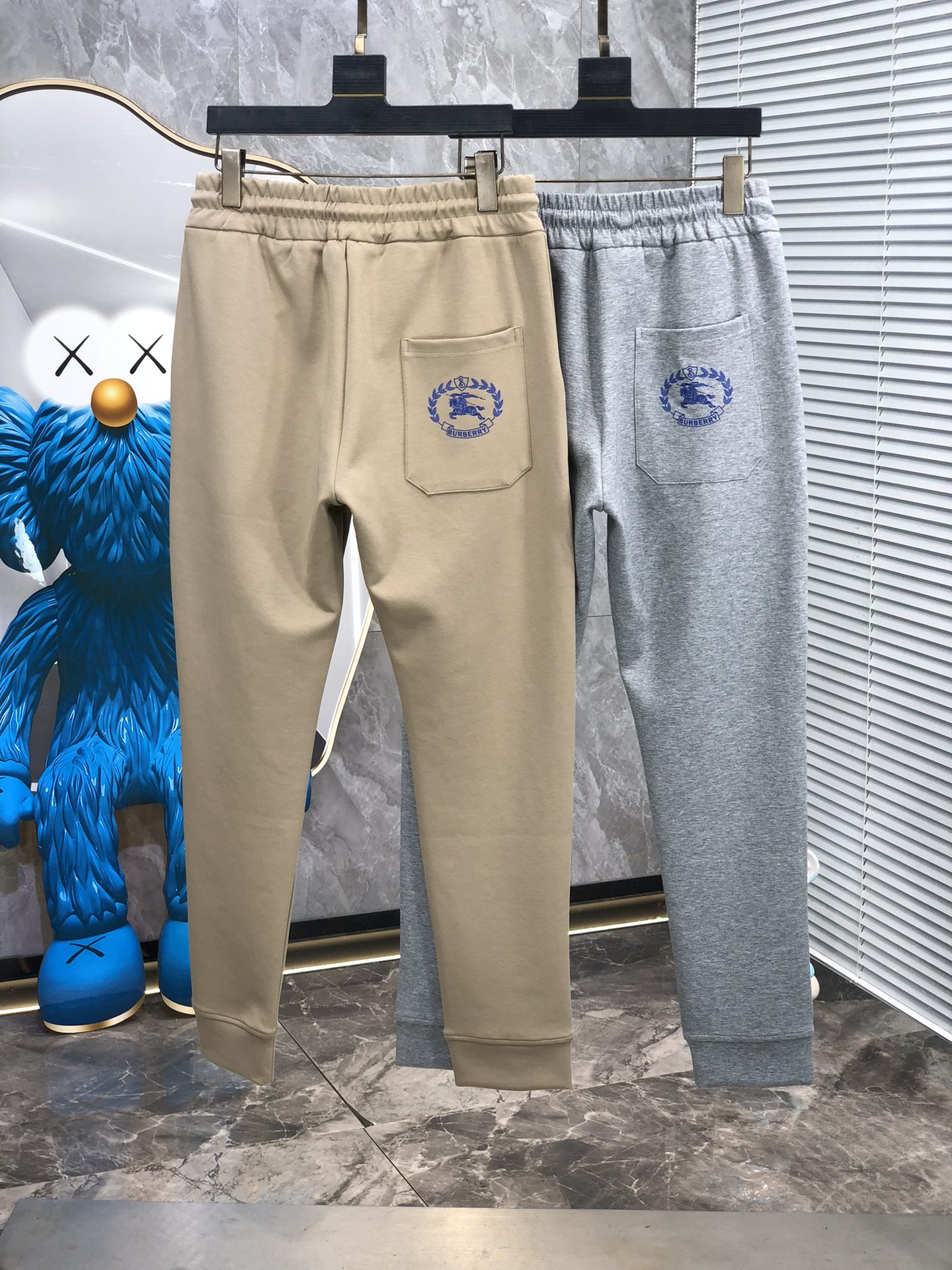  。巴宝莉 。秋冬新品。订制高品质时尚休闲裤。超级百搭款。独家定制-进口高端高密度精棉面料，w贴身舒适，