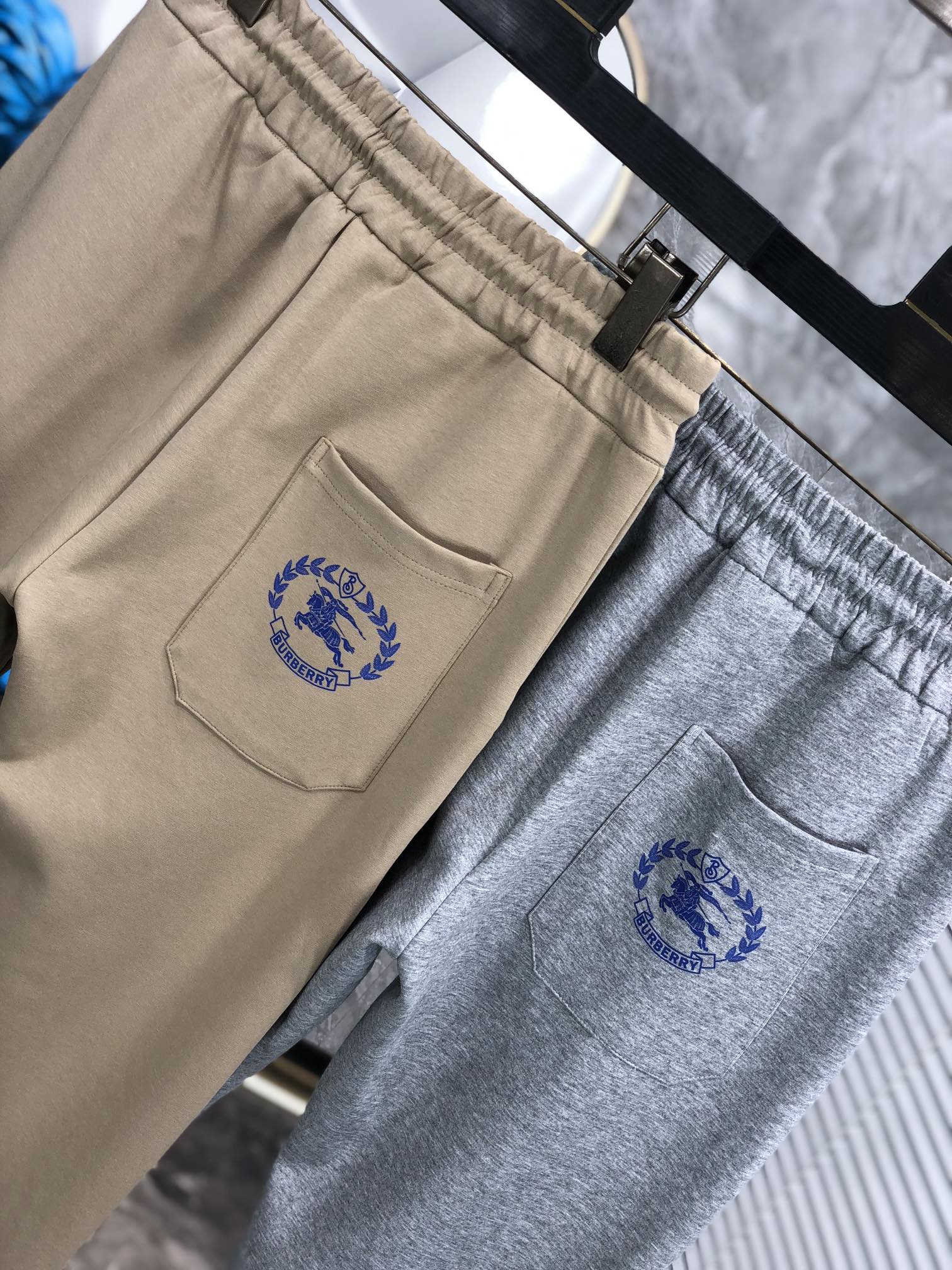  。巴宝莉 。秋冬新品。订制高品质时尚休闲裤。超级百搭款。独家定制-进口高端高密度精棉面料，w贴身舒适，