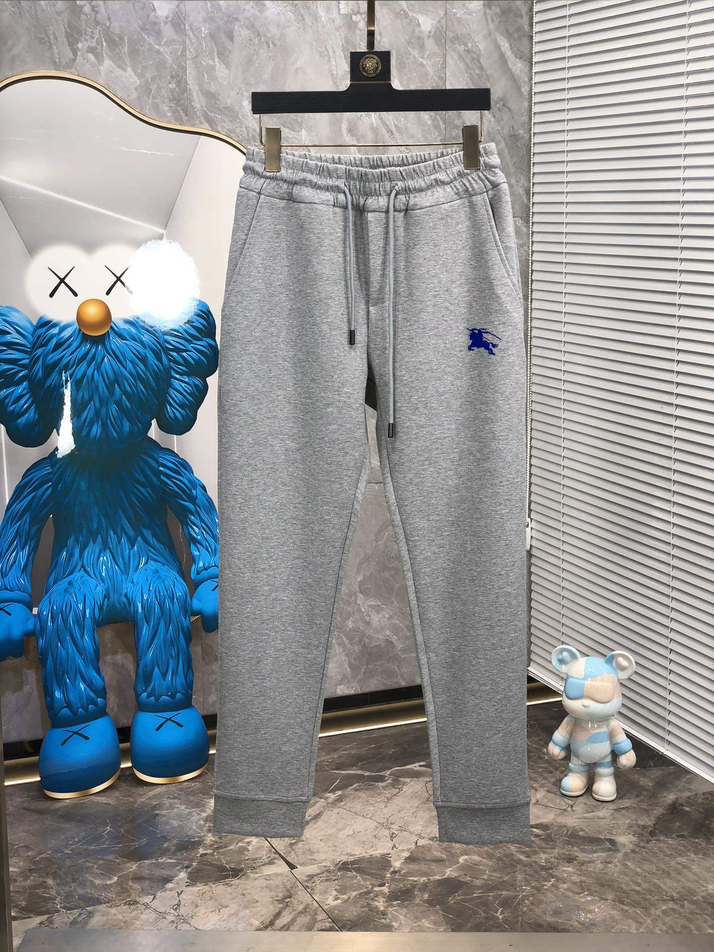  。巴宝莉 。秋冬新品。订制高品质时尚休闲裤。超级百搭款。独家定制-进口高端高密度精棉面料，w贴身舒适，