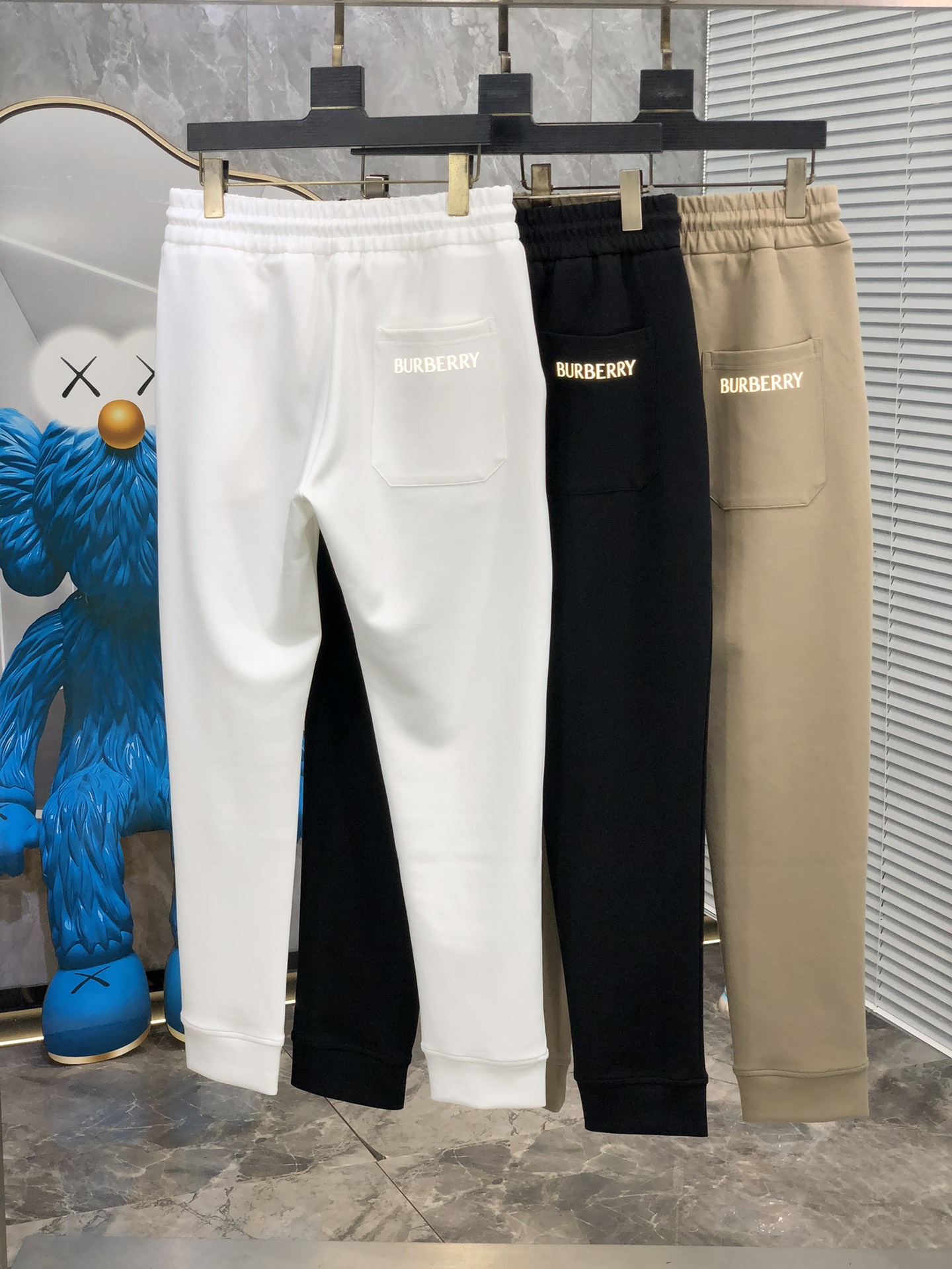 。巴宝莉 。秋冬新品。订制高品质时尚休闲裤。超级百搭款。独家定制-进口高端高密度精棉面料，w贴身舒适，