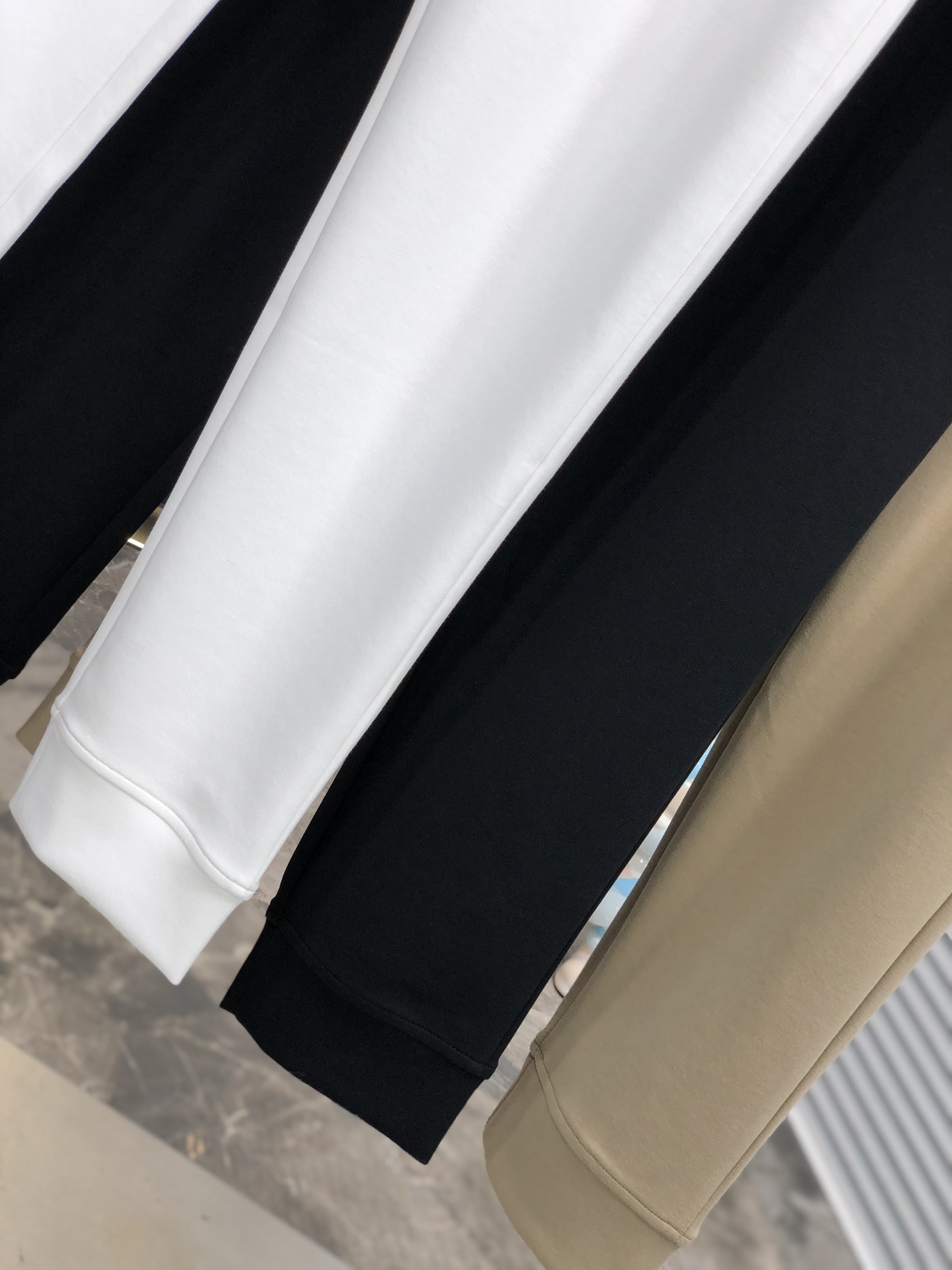  。巴宝莉 。秋冬新品。订制高品质时尚休闲裤。超级百搭款。独家定制-进口高端高密度精棉面料，w贴身舒适，