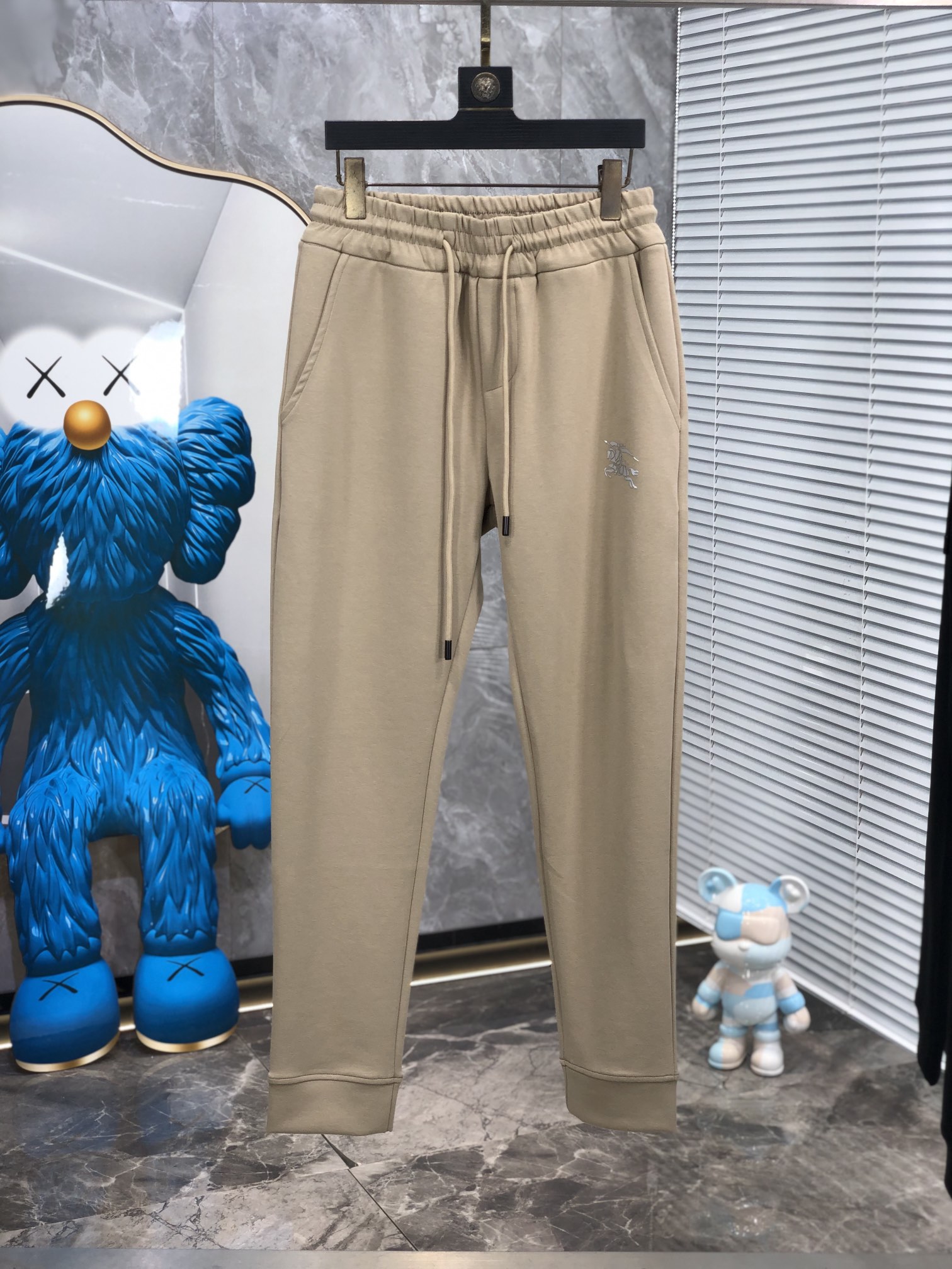  。巴宝莉 。秋冬新品。订制高品质时尚休闲裤。超级百搭款。独家定制-进口高端高密度精棉面料，w贴身舒适，