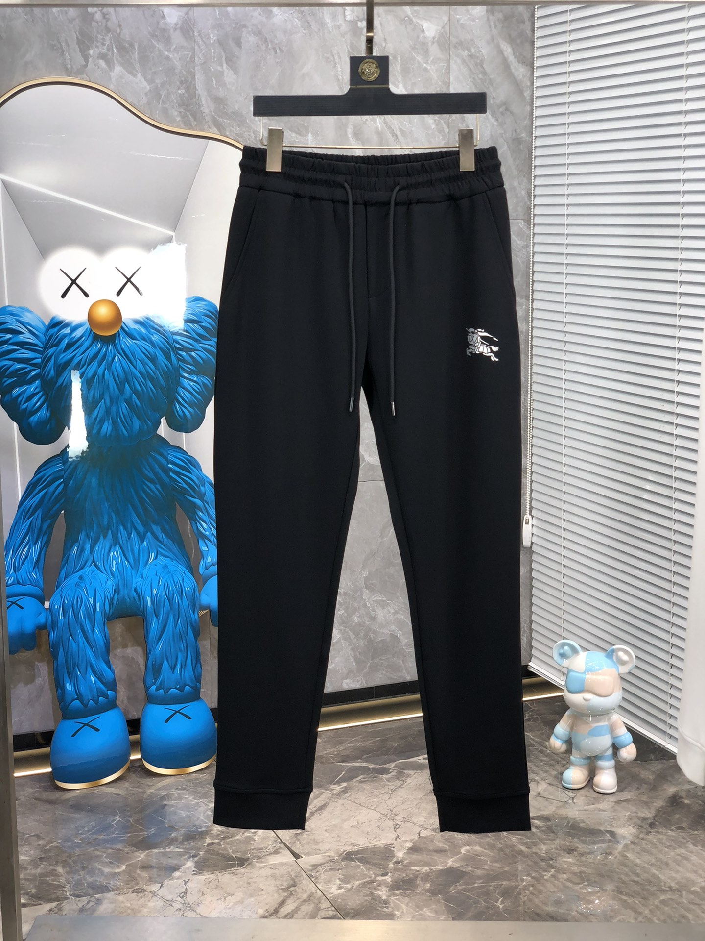  。巴宝莉 。秋冬新品。订制高品质时尚休闲裤。超级百搭款。独家定制-进口高端高密度精棉面料，w贴身舒适，