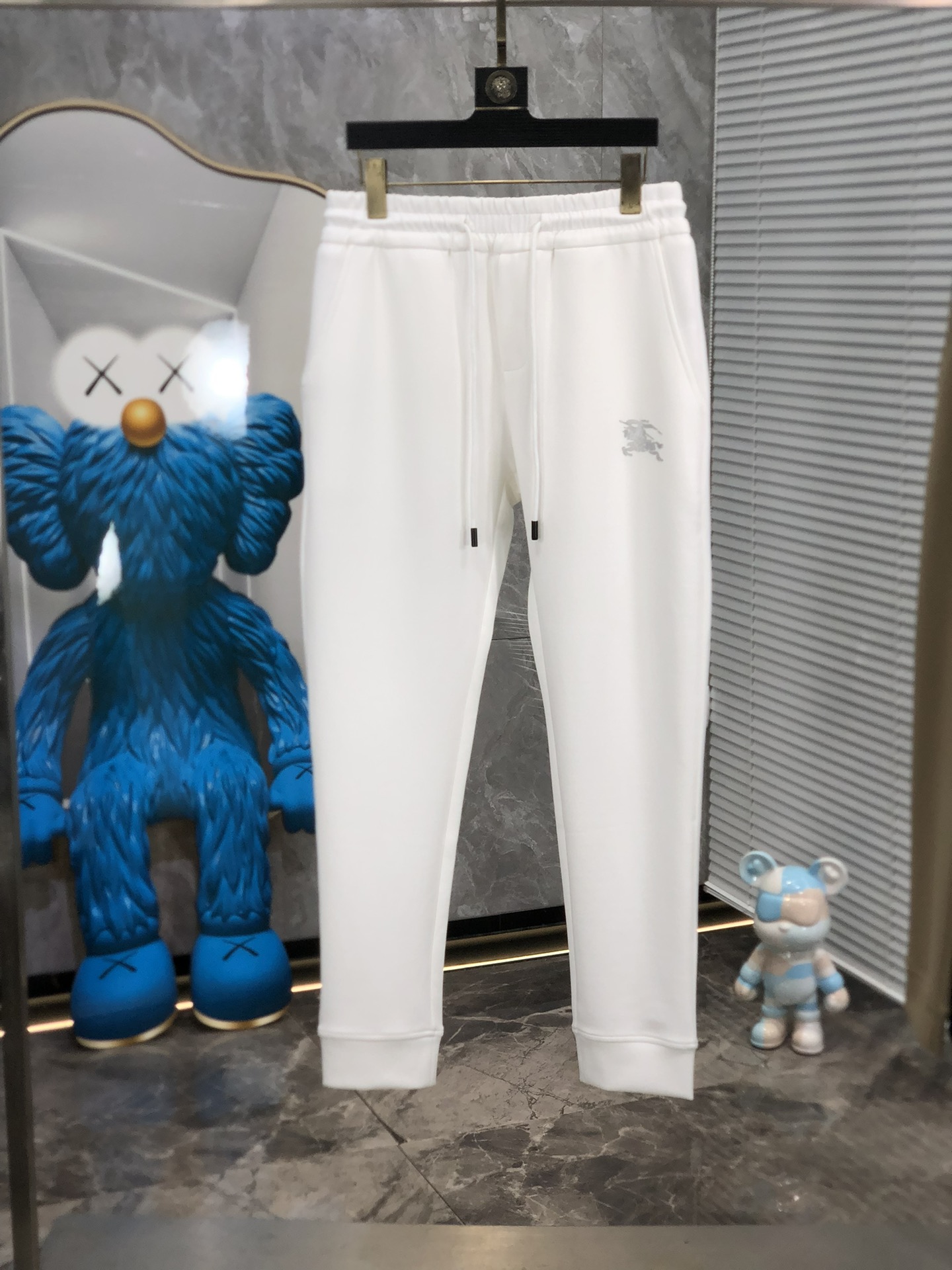  。巴宝莉 。秋冬新品。订制高品质时尚休闲裤。超级百搭款。独家定制-进口高端高密度精棉面料，w贴身舒适，